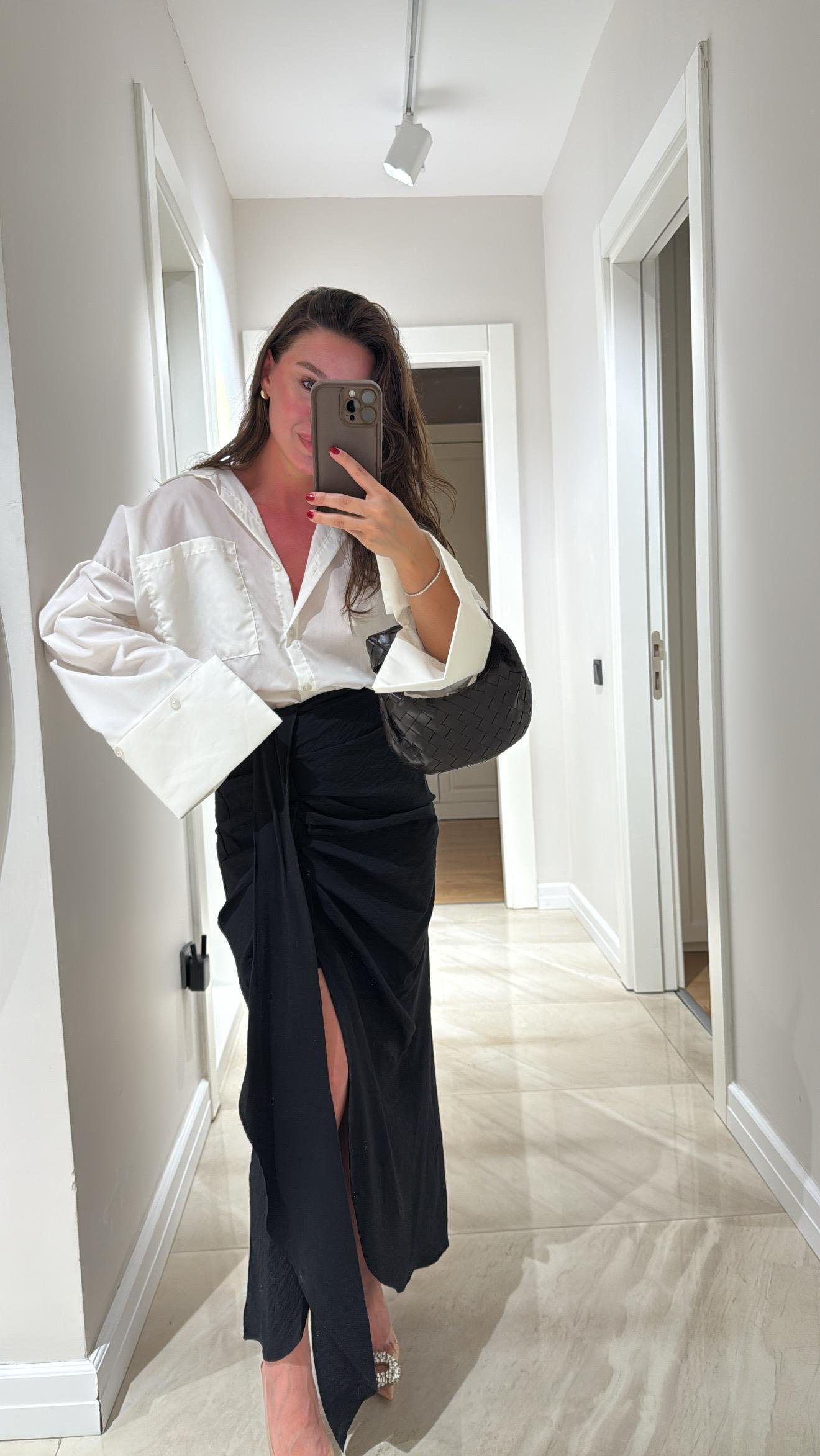 Siyah Ön Büzgülü Yırtmaçlı Etek