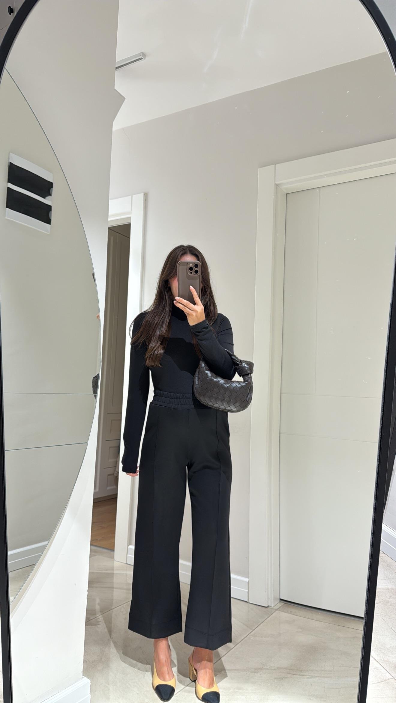 Siyah Ön Dikiş Detaylı Bilek Boy Pantolon