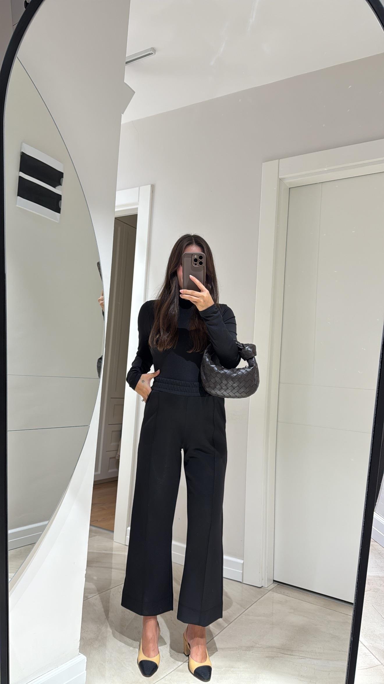 Siyah Ön Dikiş Detaylı Bilek Boy Pantolon