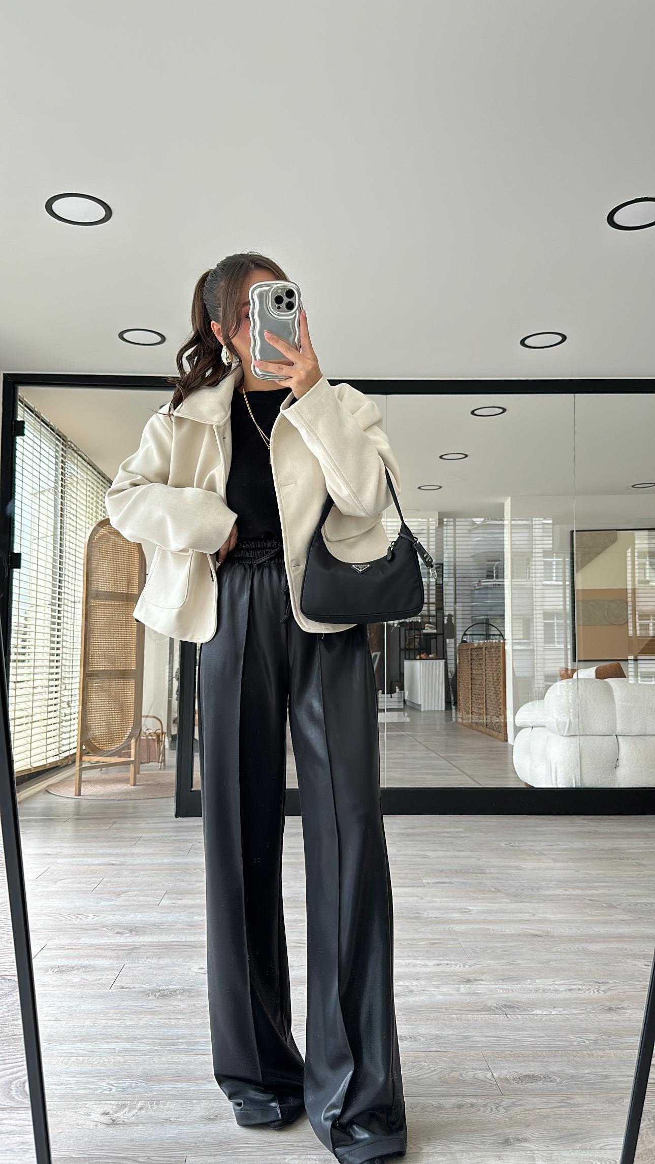 Siyah Bel Lastikli Parlak Kumaş Bol Paça Pantolon