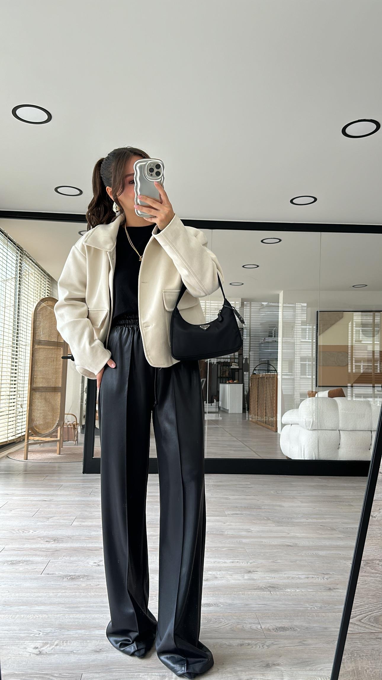 Siyah Bel Lastikli Parlak Kumaş Bol Paça Pantolon