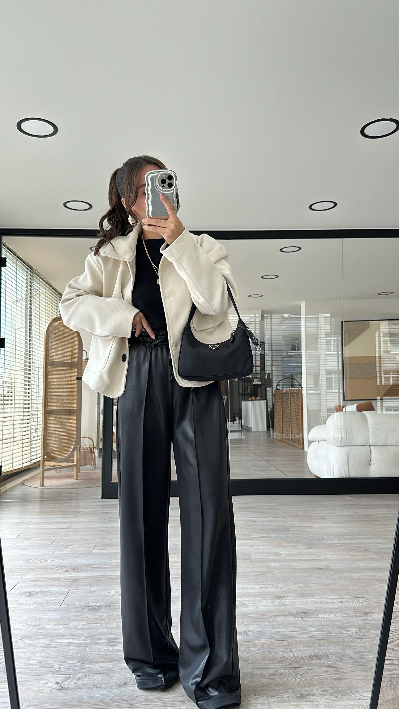 Siyah Bel Lastikli Parlak Kumaş Bol Paça Pantolon