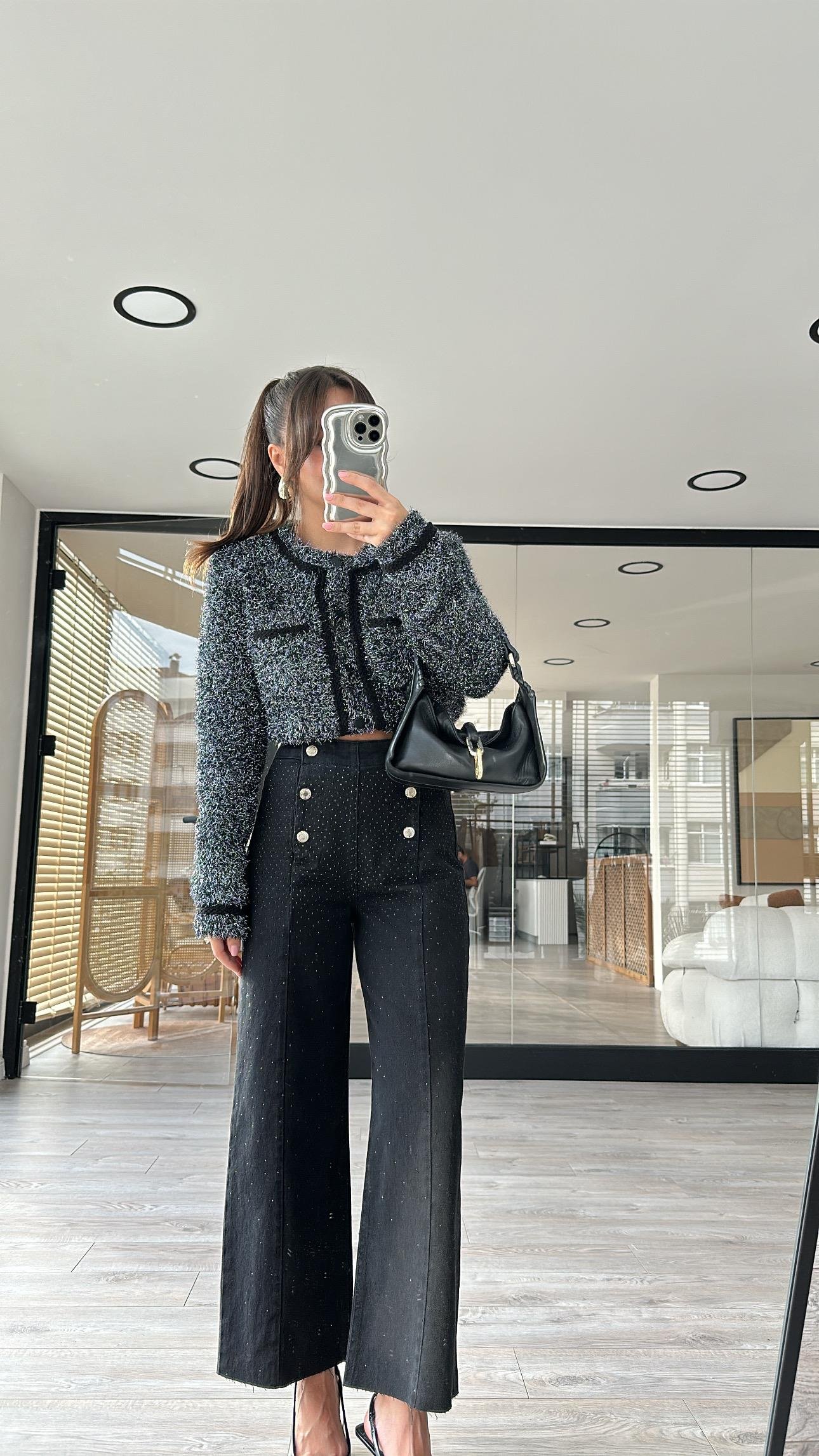 Siyah Ön Düğme Detaylı Taşlı Marka Model Jean 