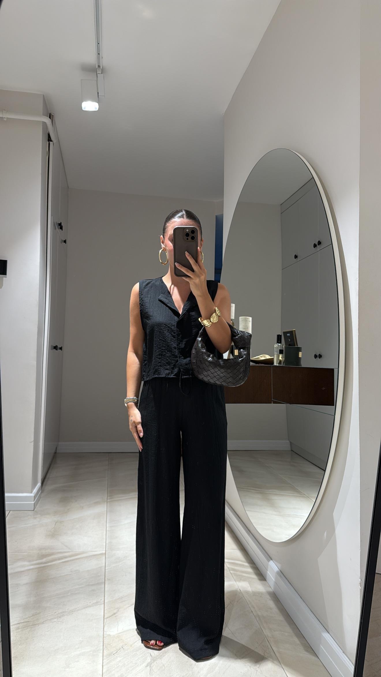 Siyah Ön Düğmeli Yelekli Takım