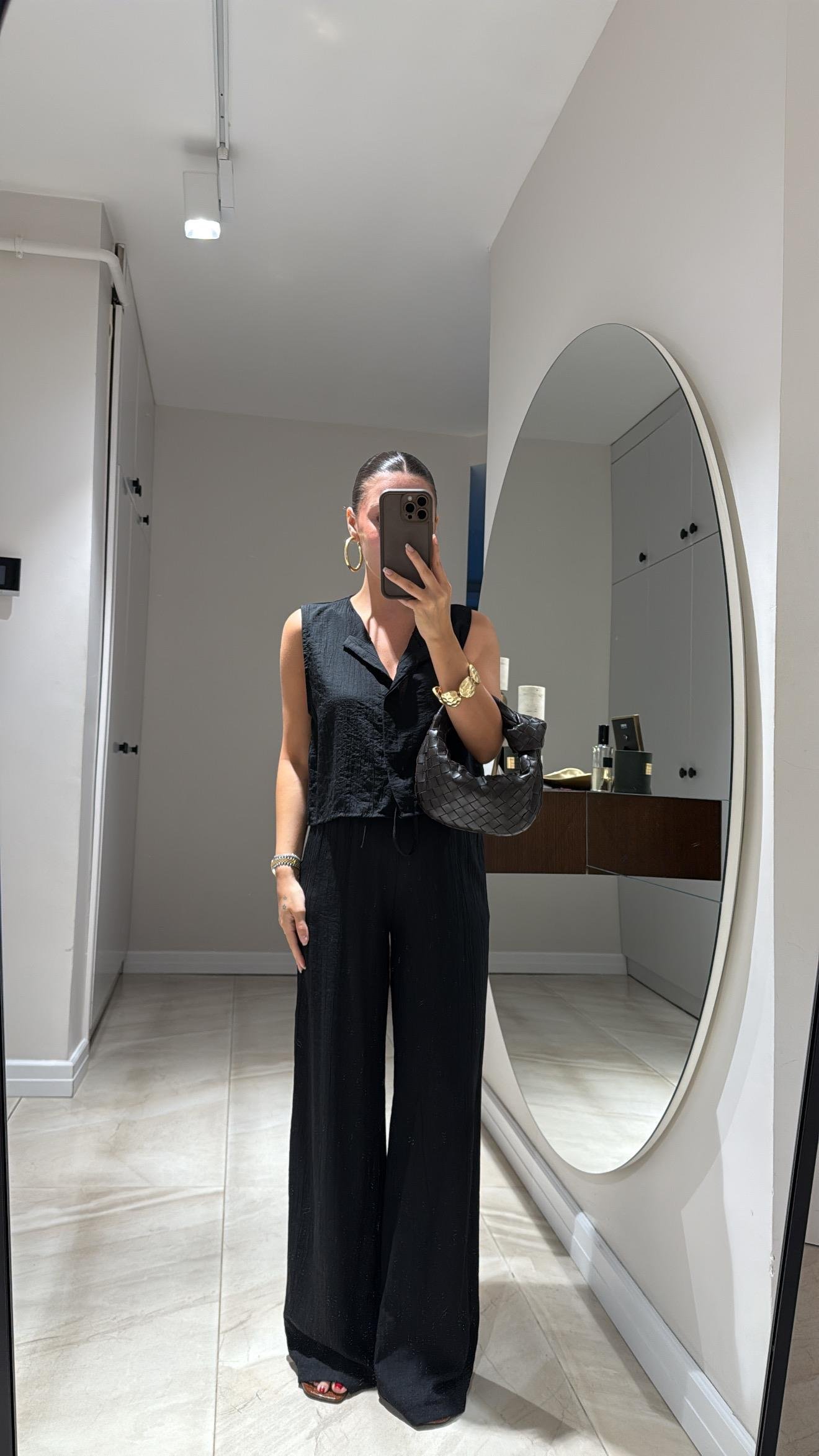 Siyah Ön Düğmeli Yelekli Takım