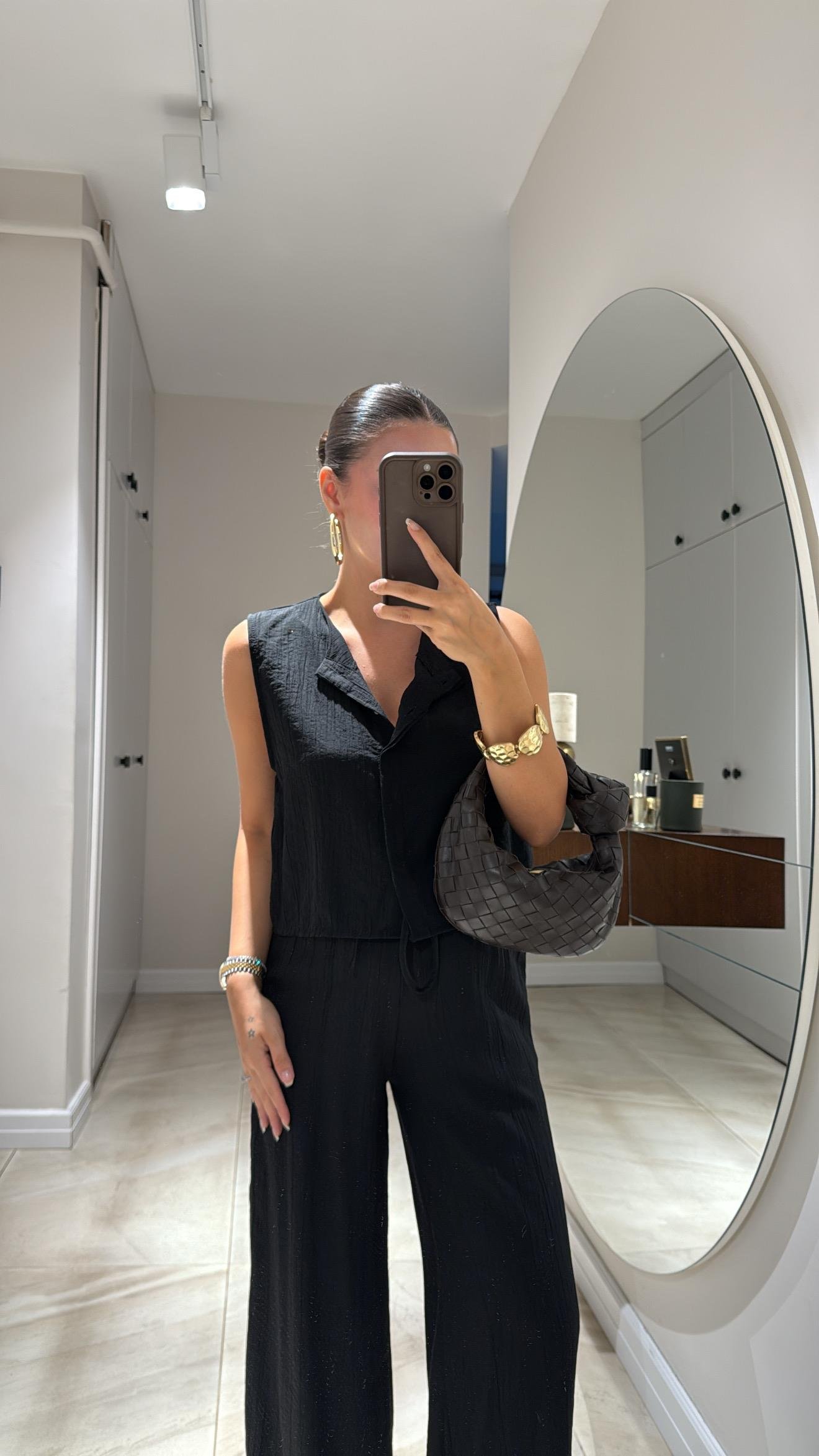 Siyah Ön Düğmeli Yelekli Takım