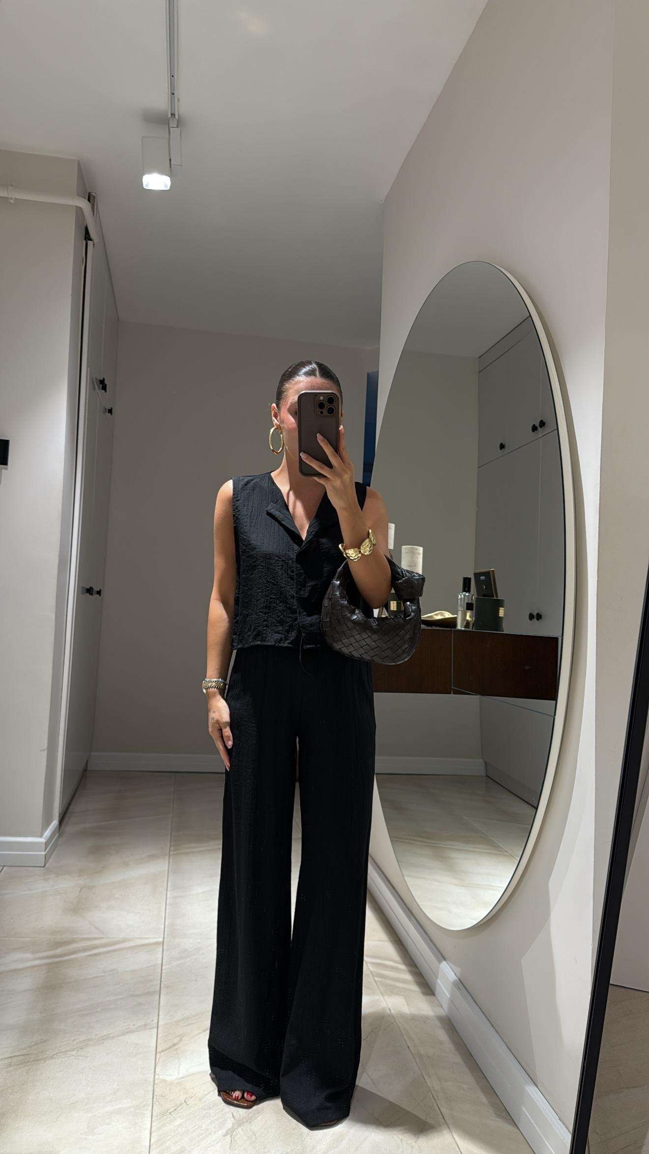 Siyah Ön Düğmeli Yelekli Takım