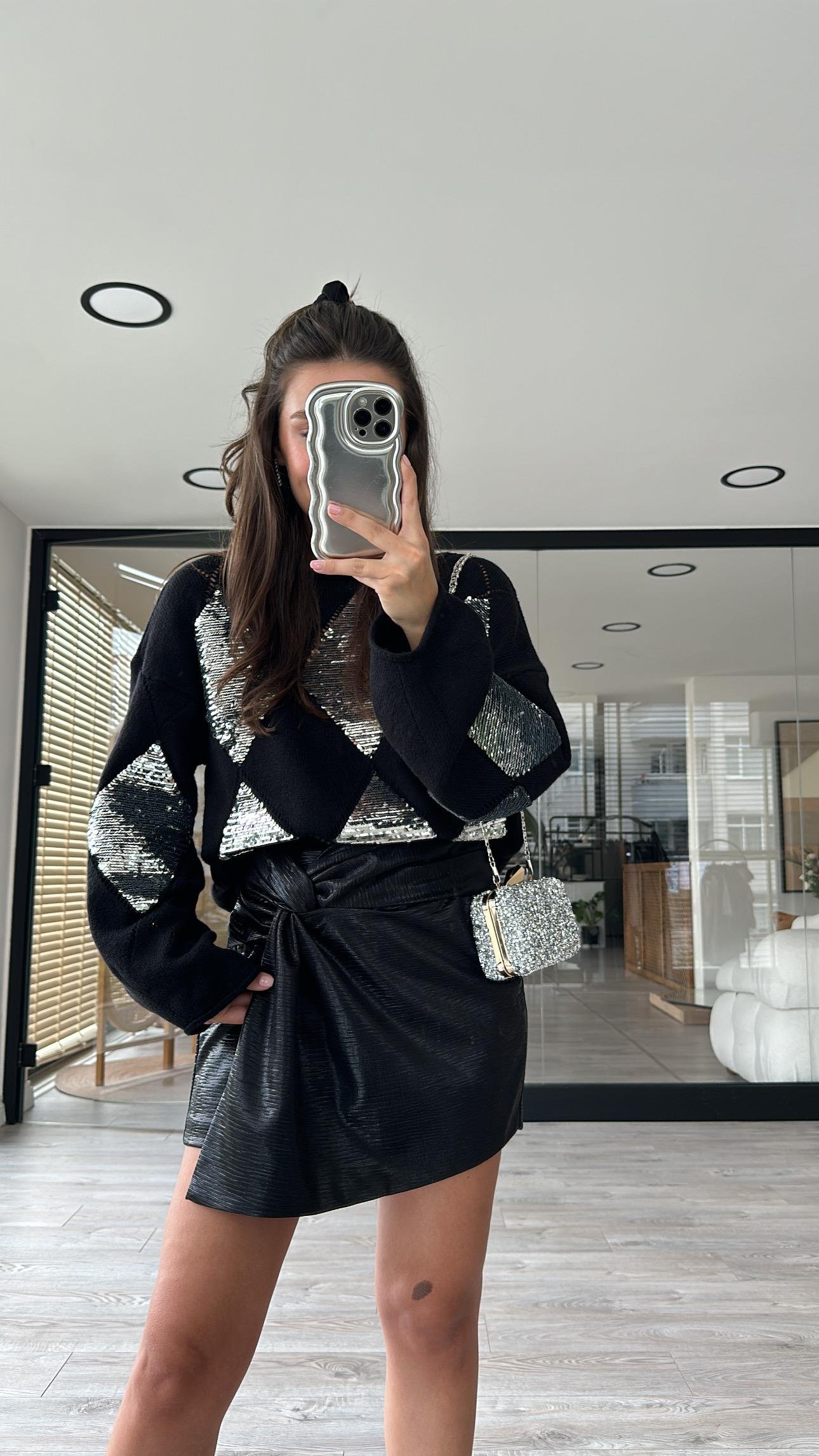 Siyah Ön Düğüm Detaylı Şort Etek