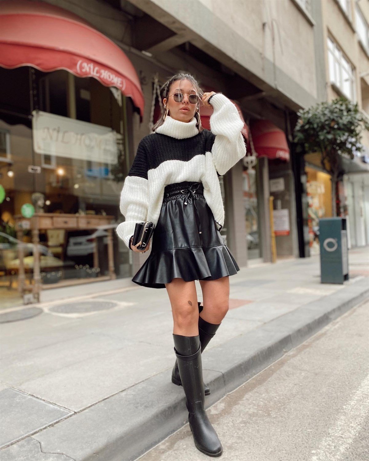 Siyah Pileli Deri Etek