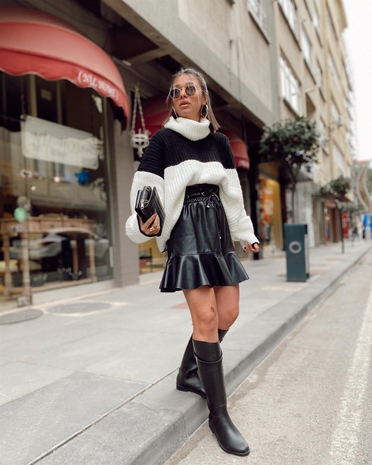 Siyah Pileli Deri Etek