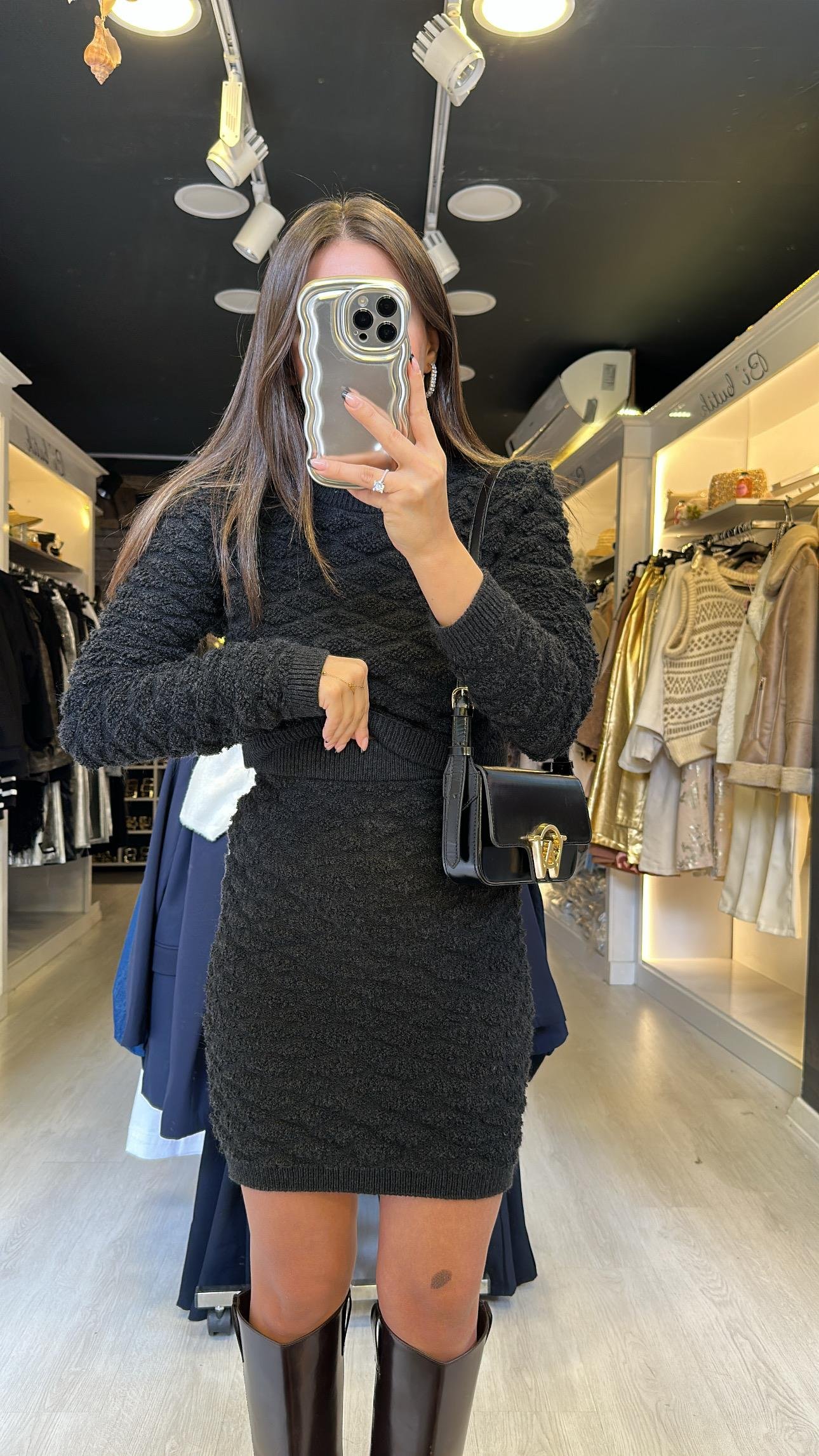 Siyah Renk Kabartma Desenli Triko Etek