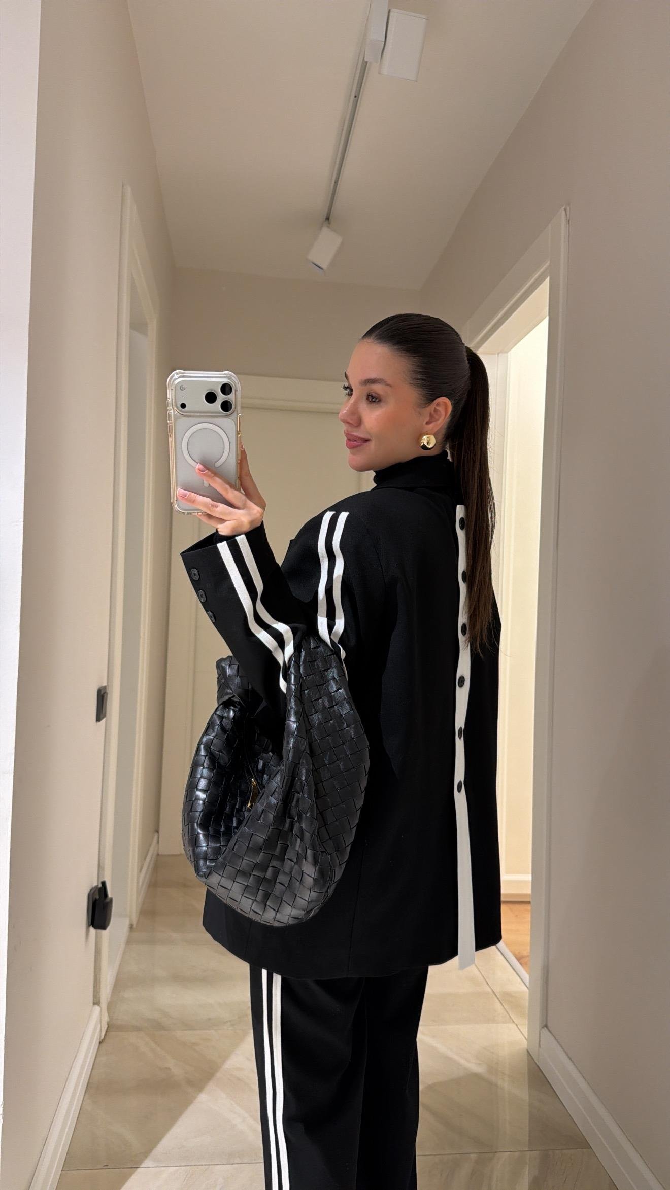 Siyah Şerit Detaylı Arka Düğmeli Blazer Ceket