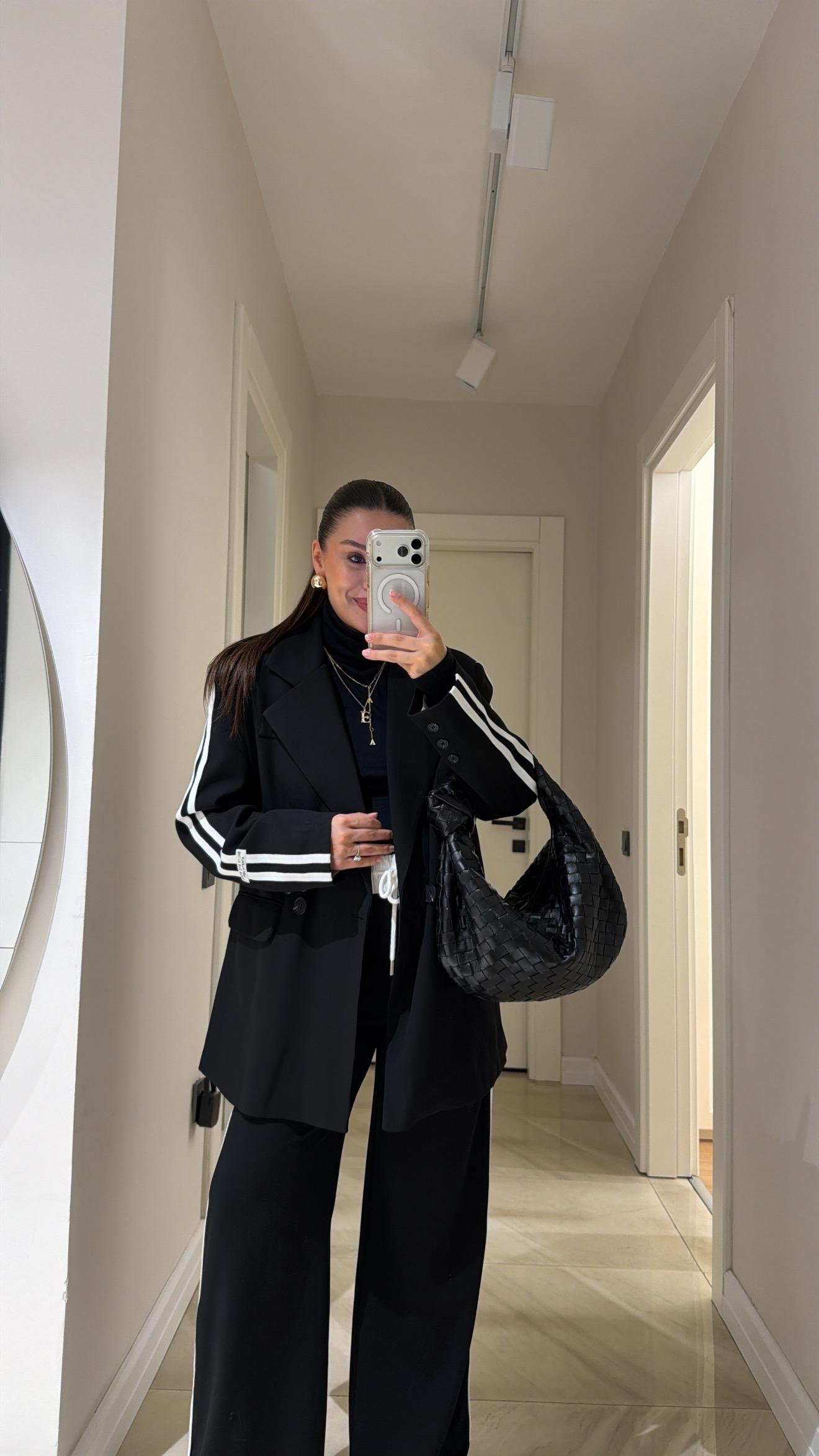 Siyah Şerit Detaylı Arka Düğmeli Blazer Ceket