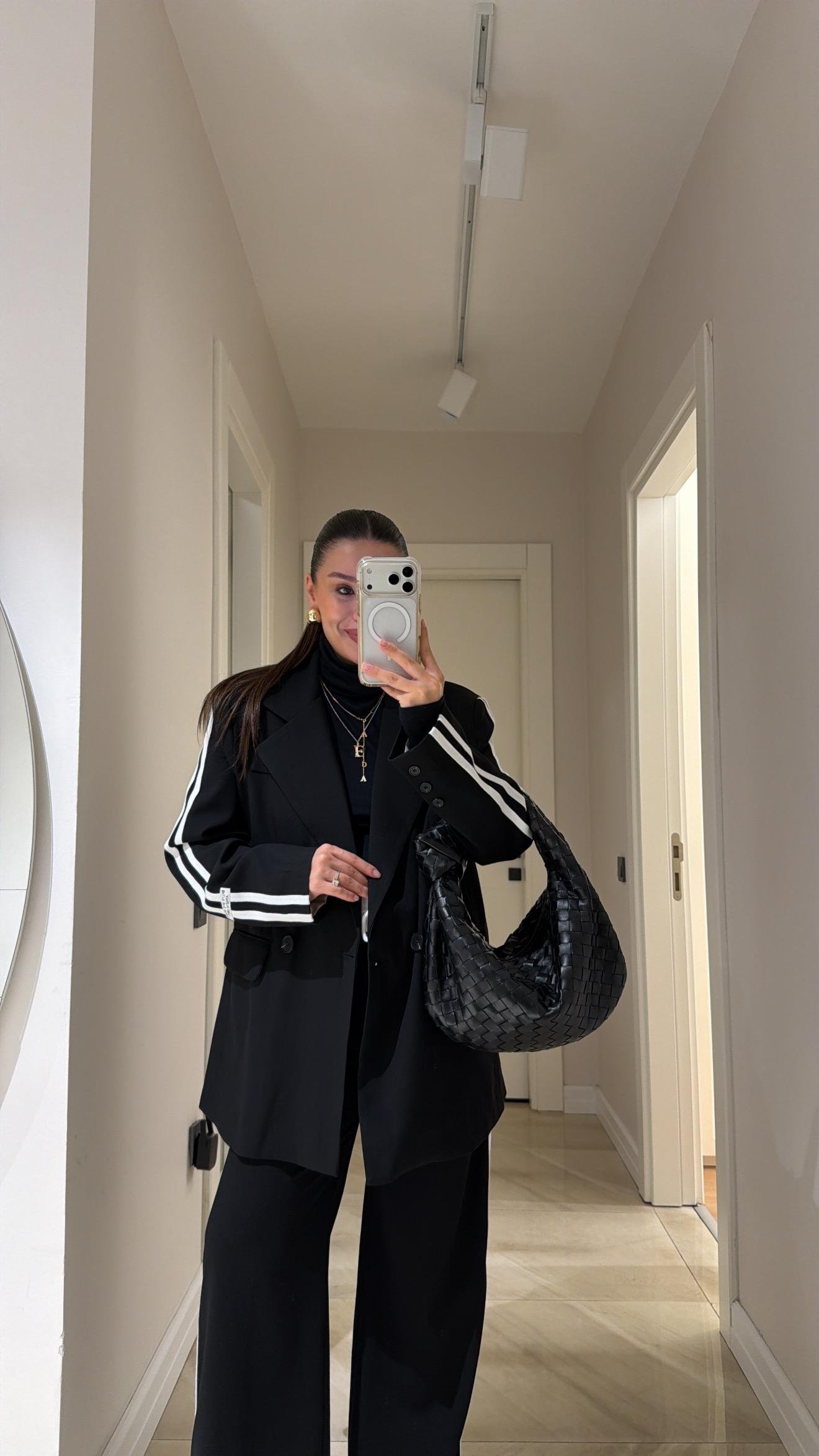 Siyah Şerit Detaylı Arka Düğmeli Blazer Ceket