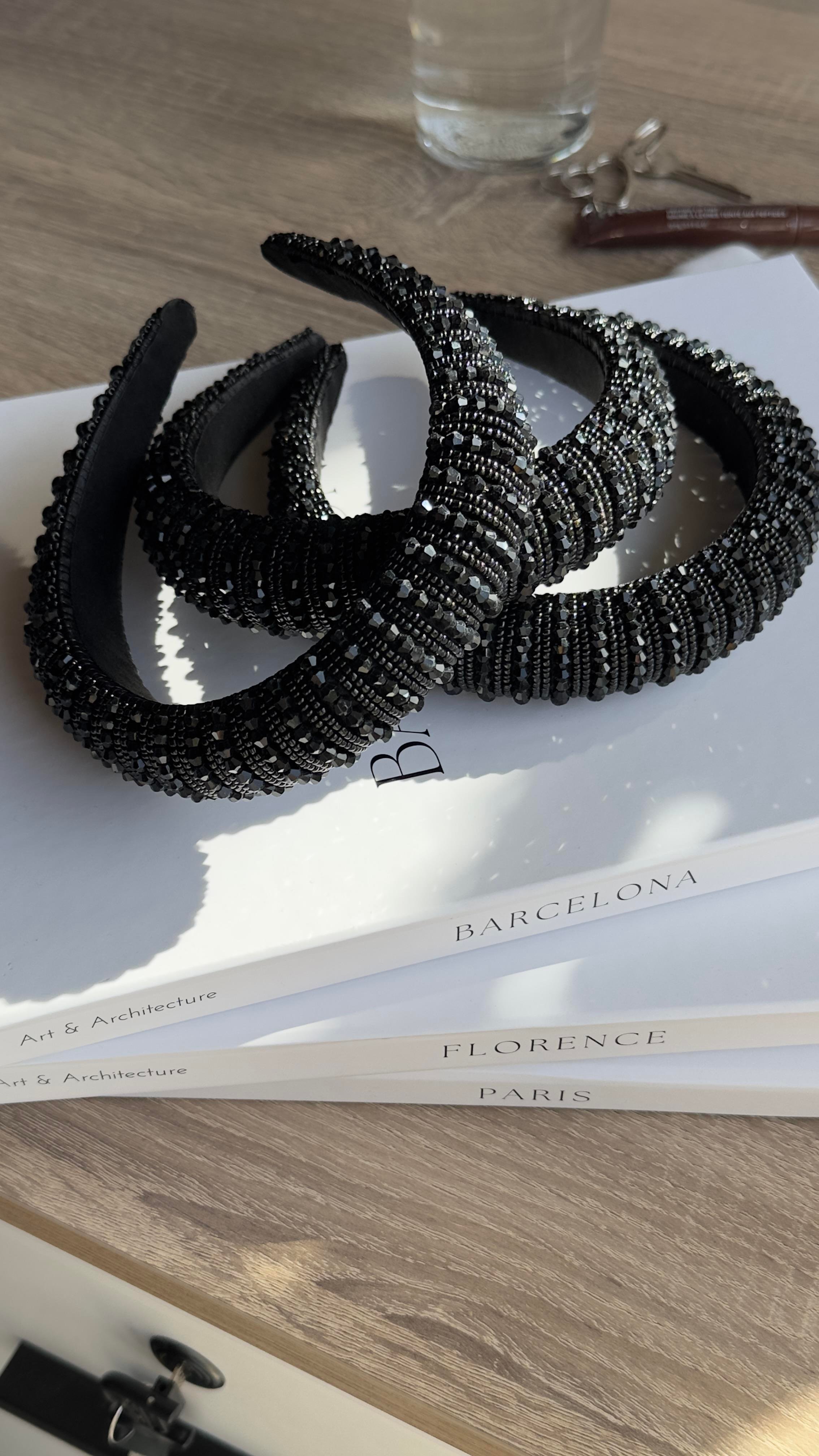 Siyah Taşlı Dolgulu Taç