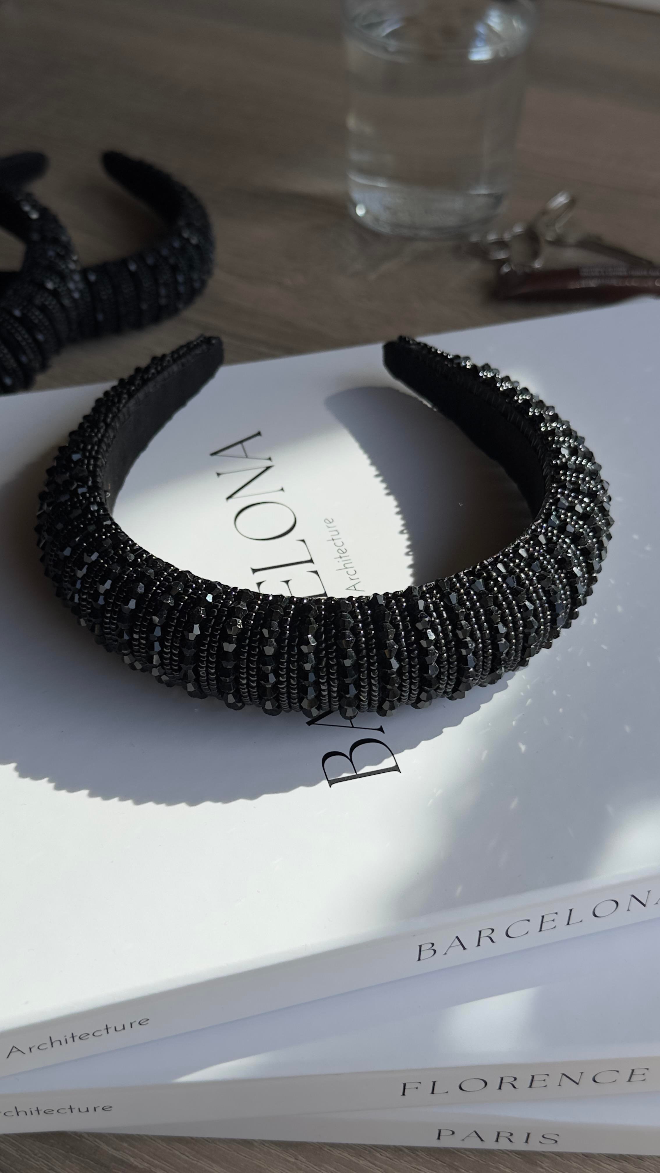 Siyah Taşlı Dolgulu Taç