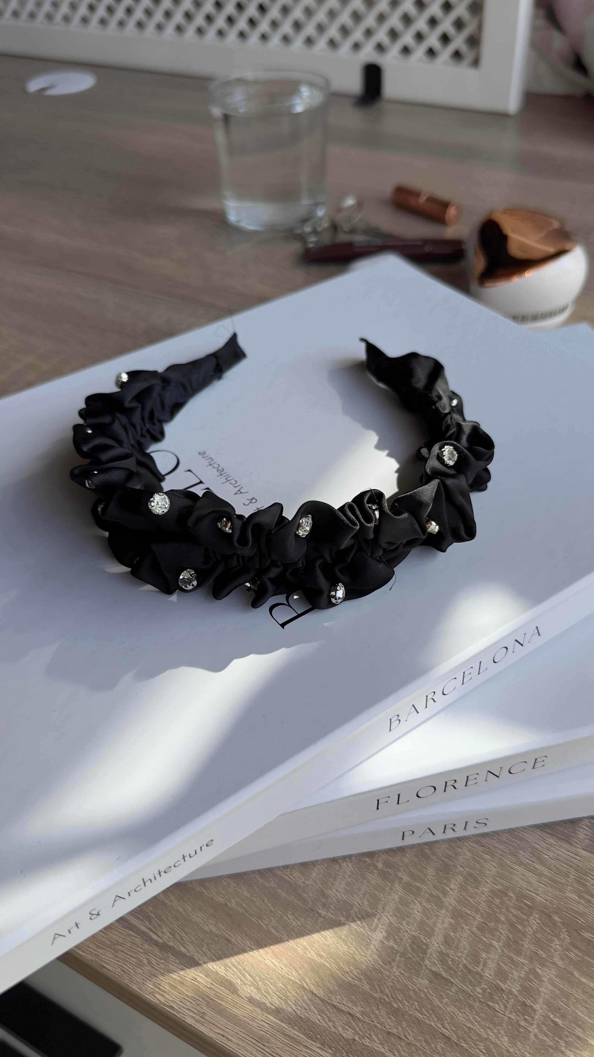 Siyah Taşlı İnce Fırfırlı Saten Taç