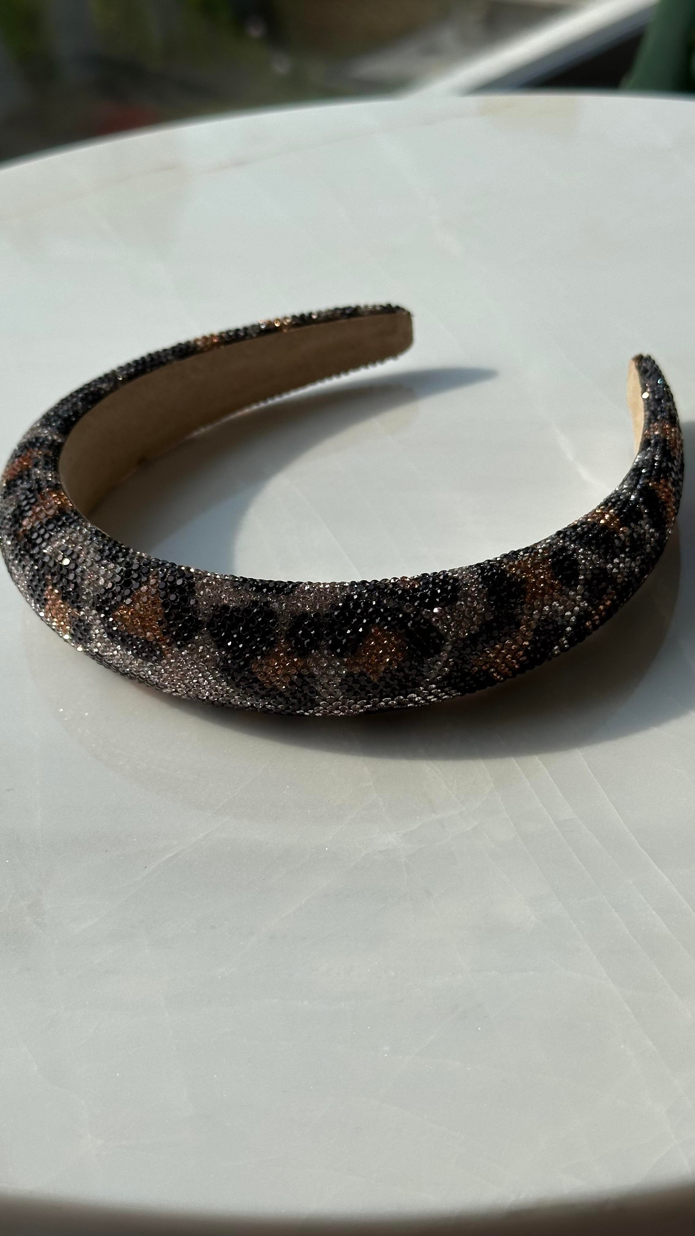 Siyah Taşlı Leopar Desenli Taç