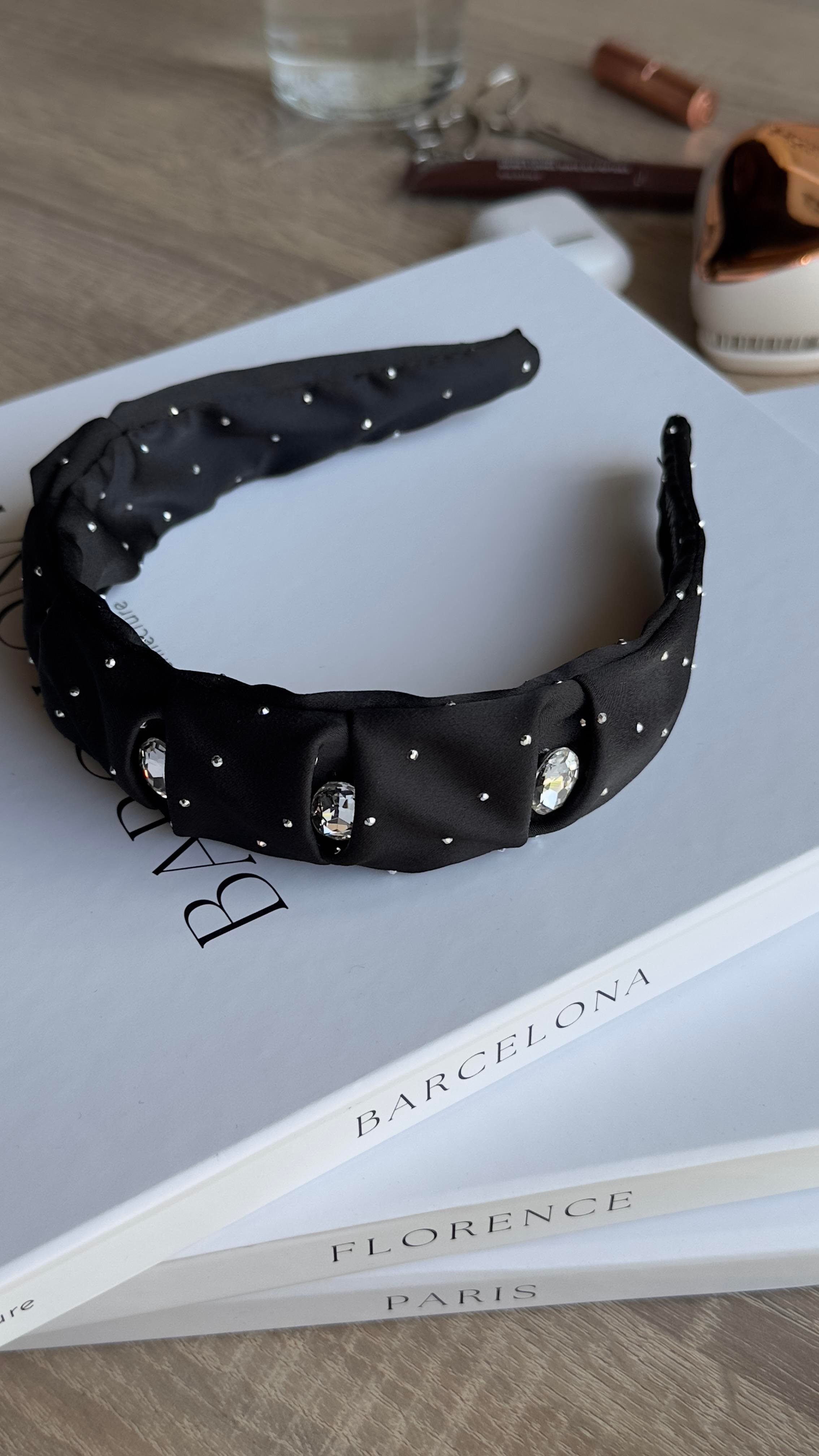 Siyah Taşlı Saten Taç