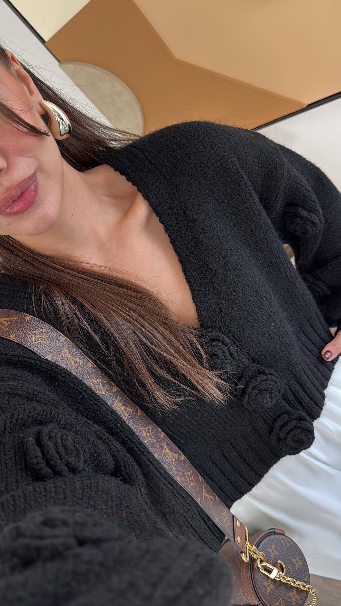 Siyah V Yaka Gül Nakışlı Balon Kol Dilvin Hırka 