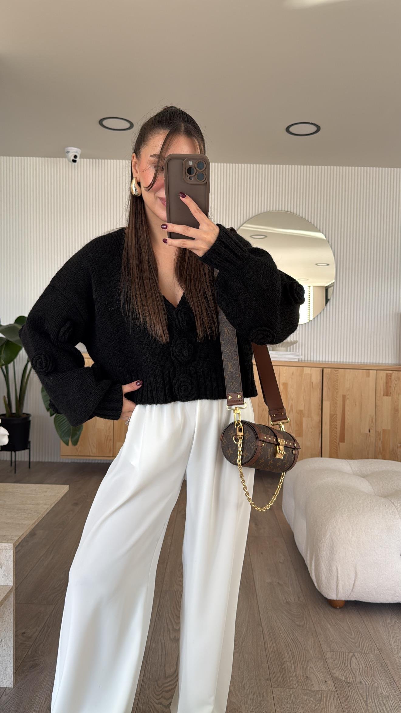 Siyah V Yaka Gül Nakışlı Balon Kol Dilvin Hırka 