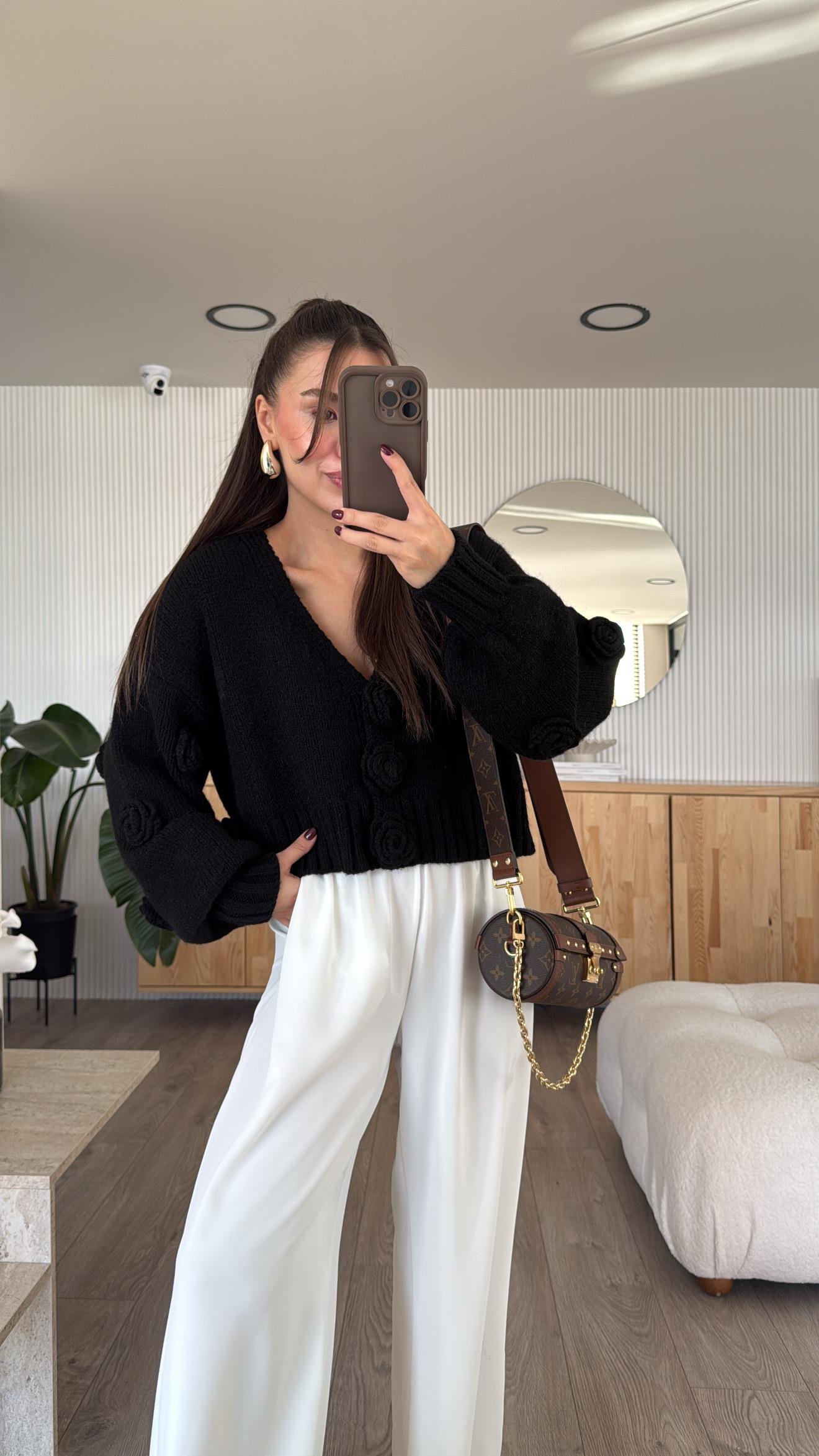 Siyah V Yaka Gül Nakışlı Balon Kol Dilvin Hırka 