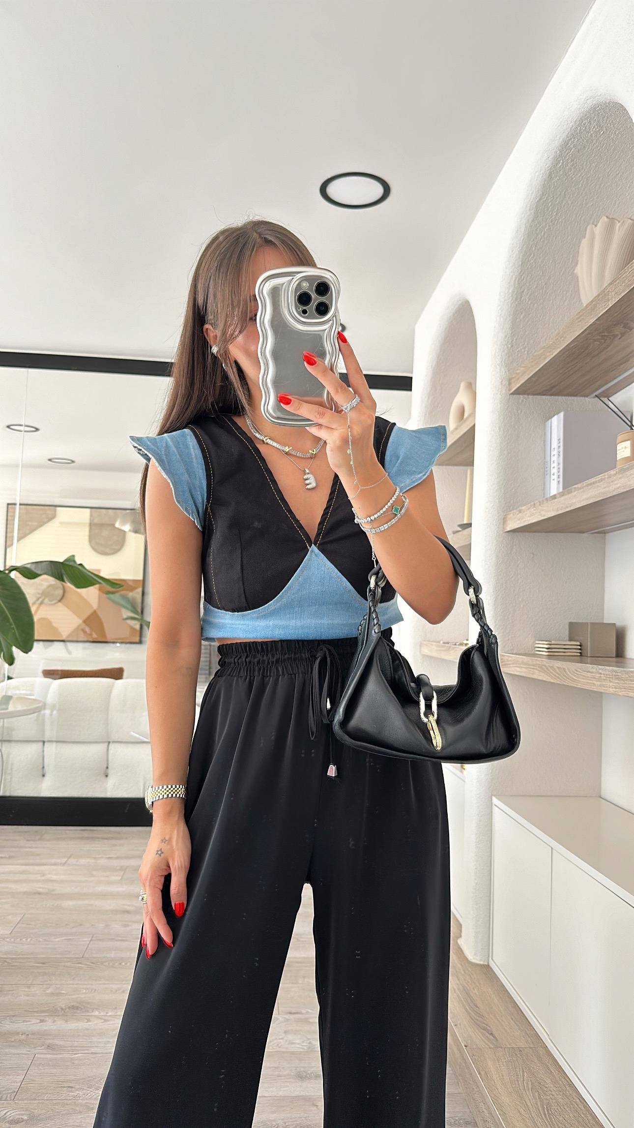 Siyah V Yaka Kol Detaylı Jean Bluz 