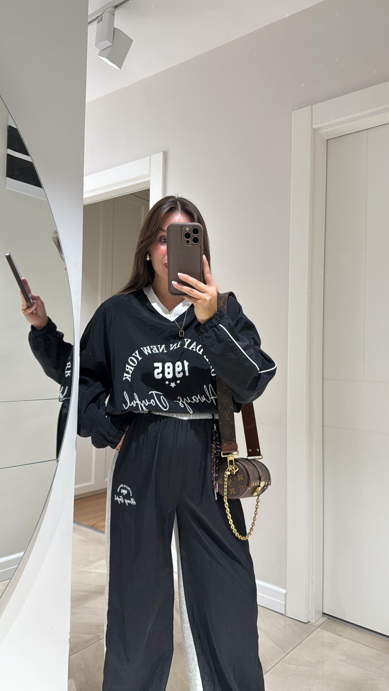 Siyah V Yaka Paraşüt Kumaş Baskılı Sweat