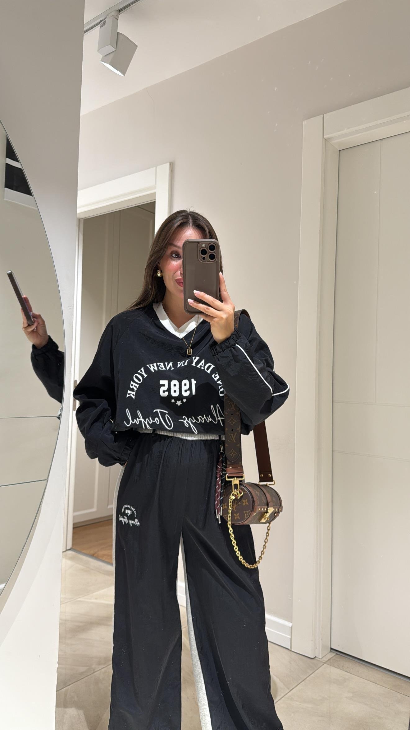 Siyah V Yaka Paraşüt Kumaş Baskılı Sweat