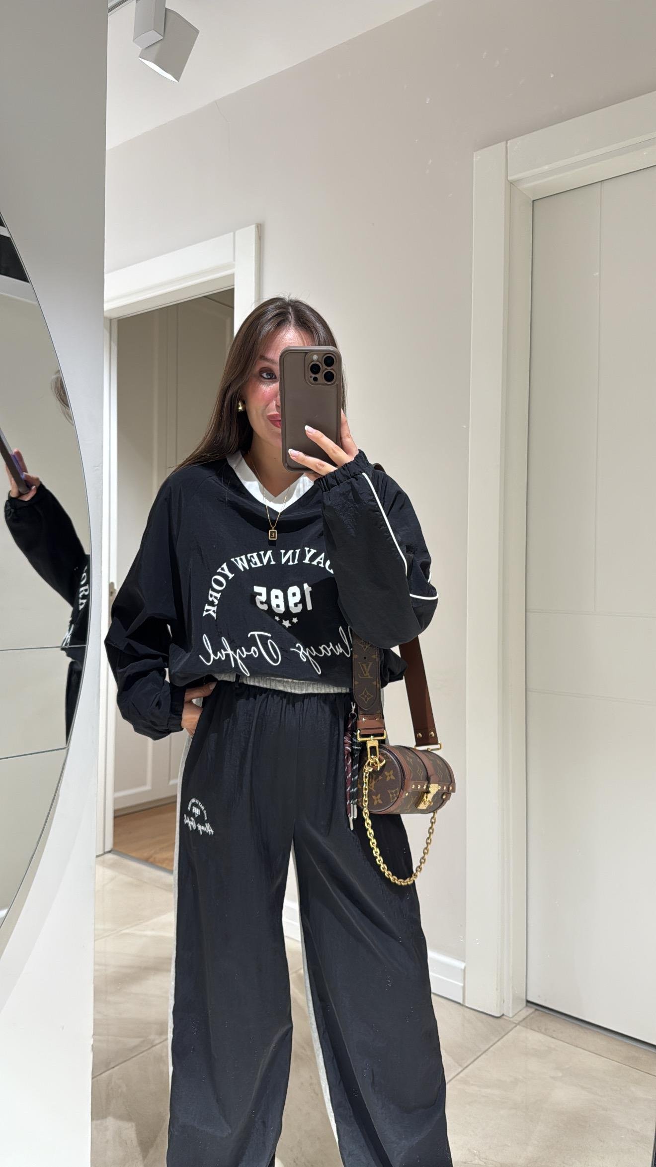 Siyah V Yaka Paraşüt Kumaş Baskılı Sweat