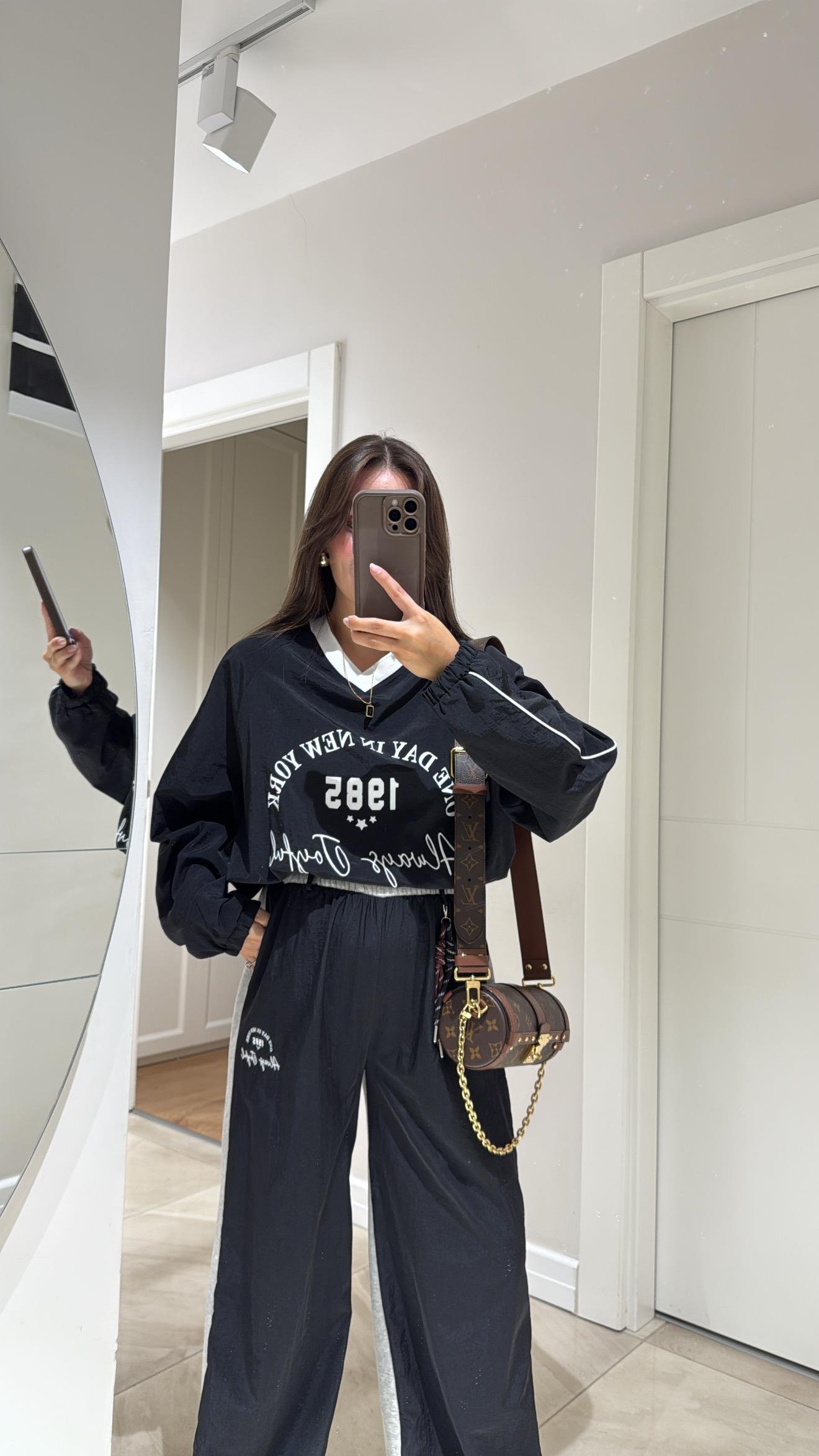 Siyah V Yaka Paraşüt Kumaş Baskılı Sweat