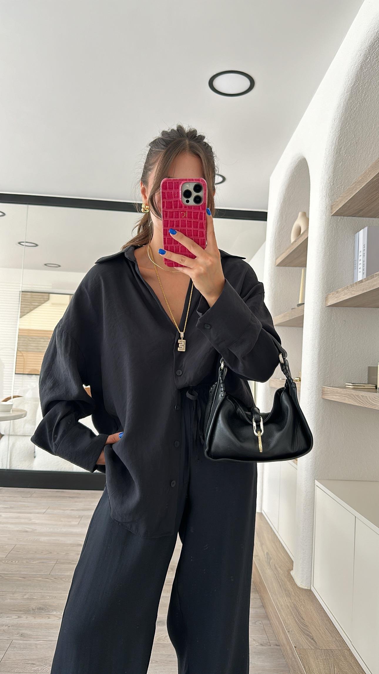 Siyah V Yaka Tensel Kumaş Oversize Gömlek 