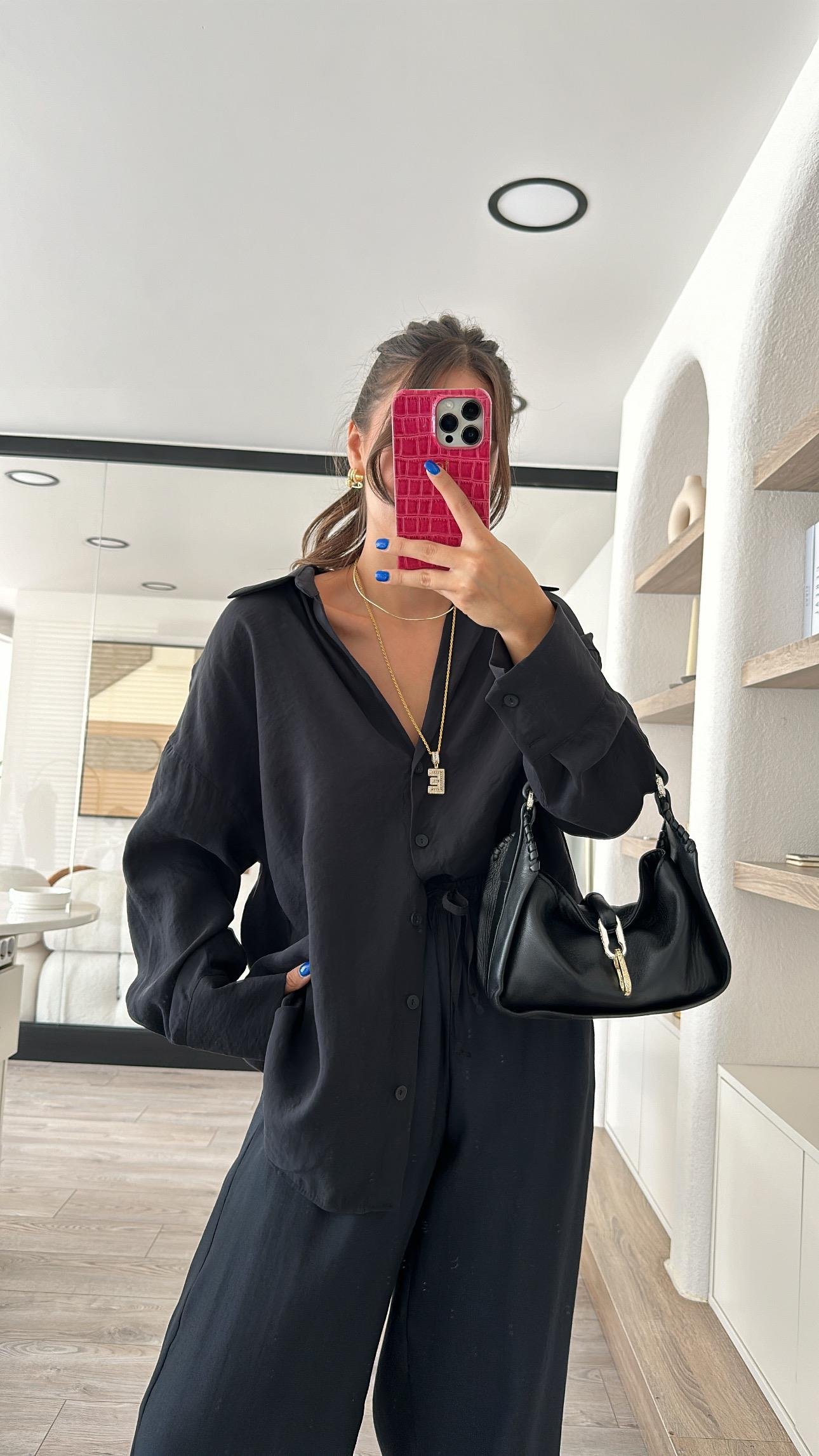 Siyah V Yaka Tensel Kumaş Oversize Gömlek 