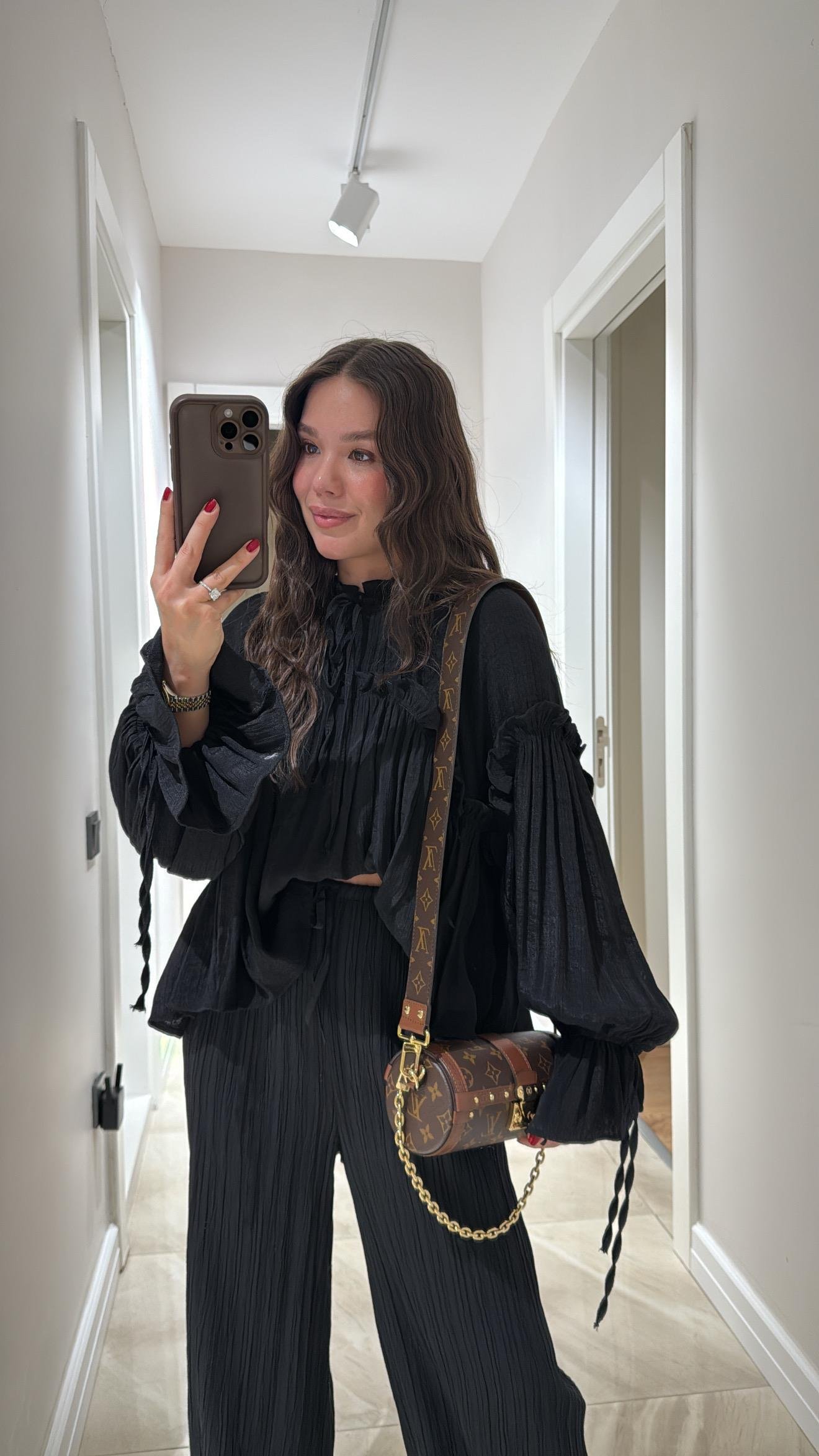 Siyah  Yaka Bağçıklı Geniş Kol Fırfırlı Bluz 