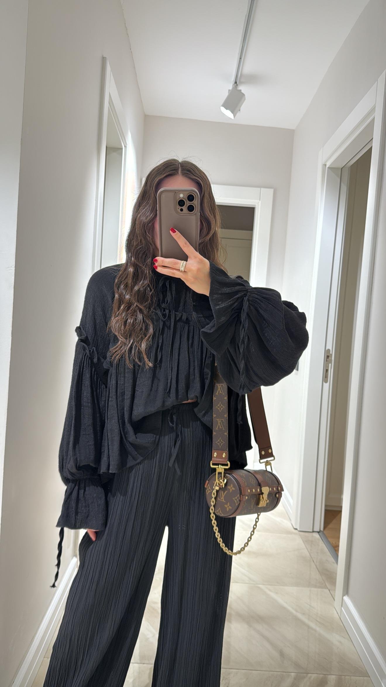 Siyah  Yaka Bağçıklı Geniş Kol Fırfırlı Bluz 