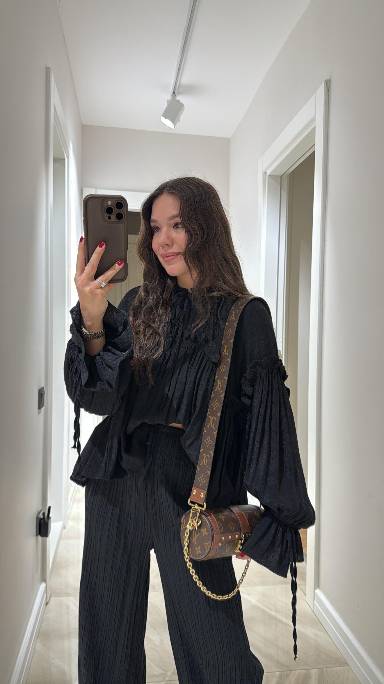 Siyah  Yaka Bağçıklı Geniş Kol Fırfırlı Bluz 