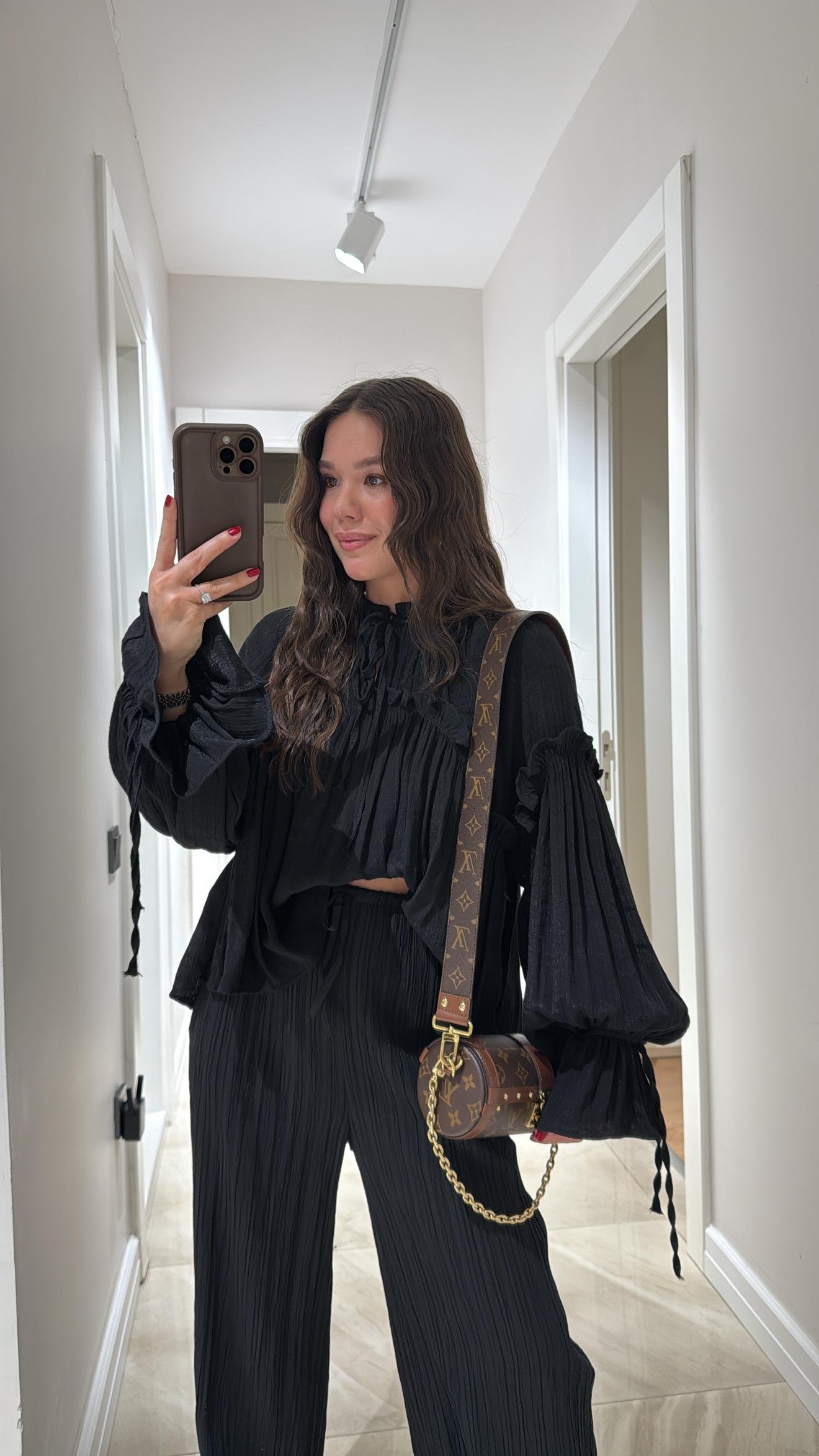 Siyah  Yaka Bağçıklı Geniş Kol Fırfırlı Bluz 