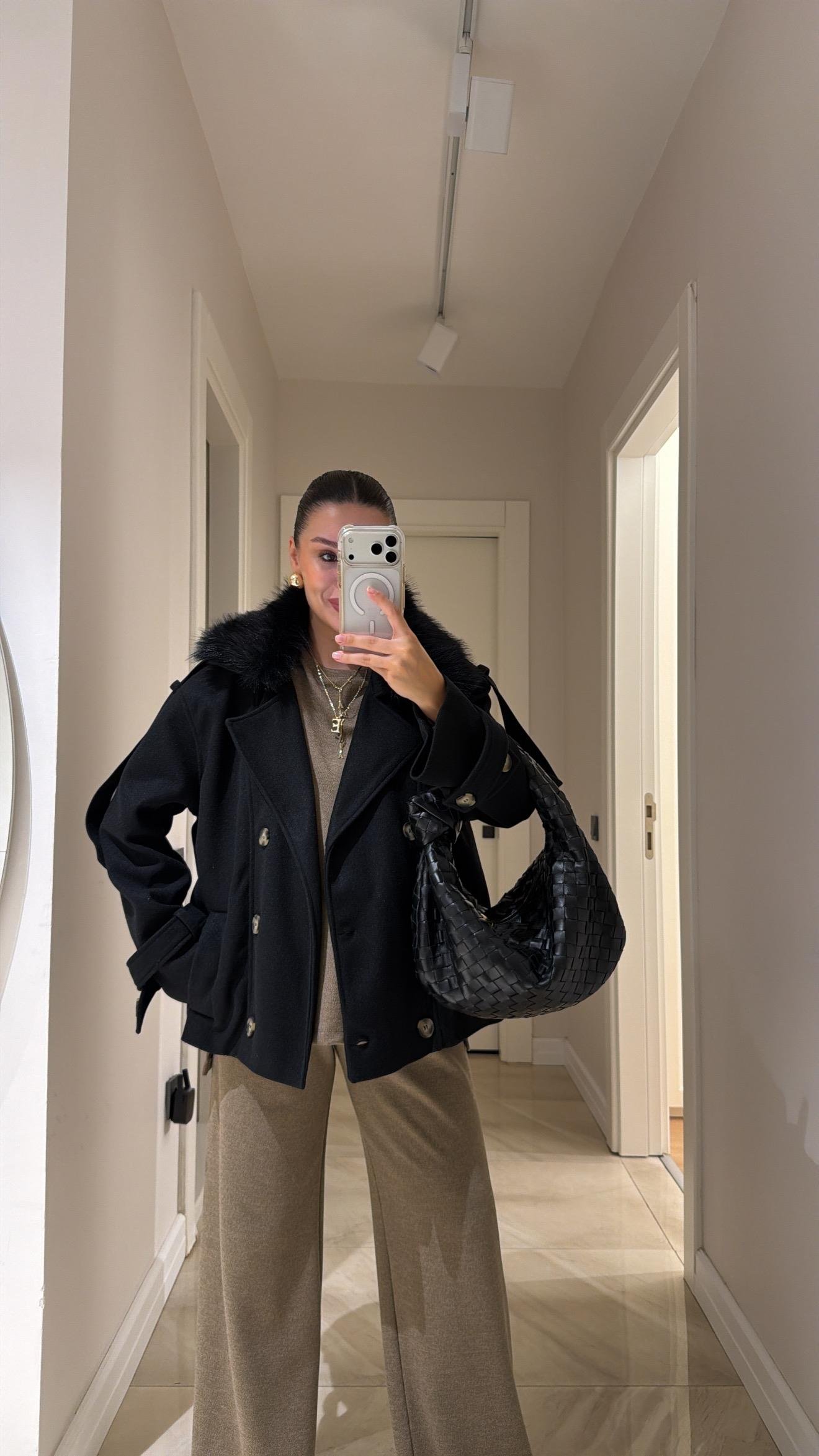 Siyah Yaka Kürk Detaylı Kaşe Ceket