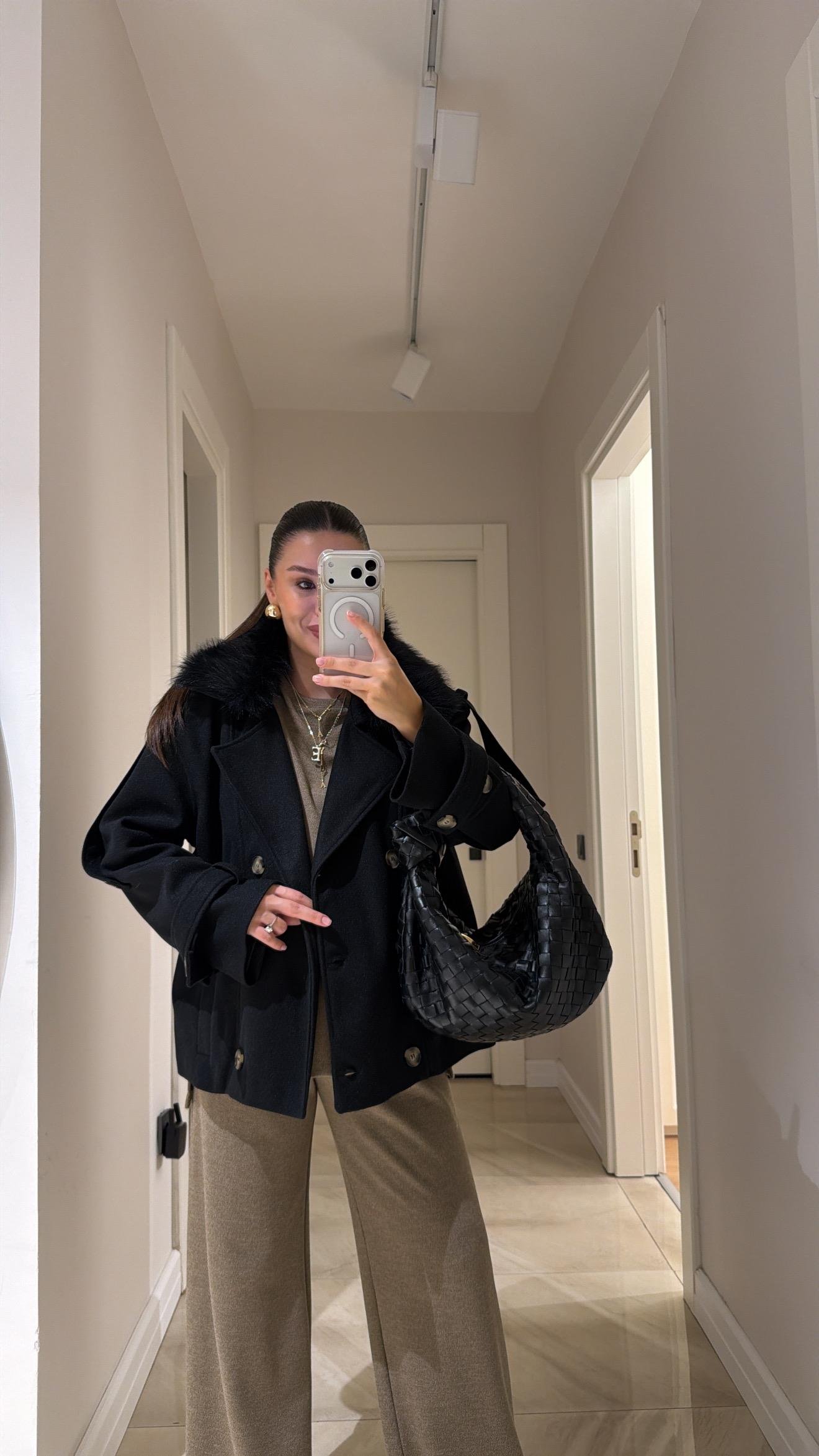 Siyah Yaka Kürk Detaylı Kaşe Ceket