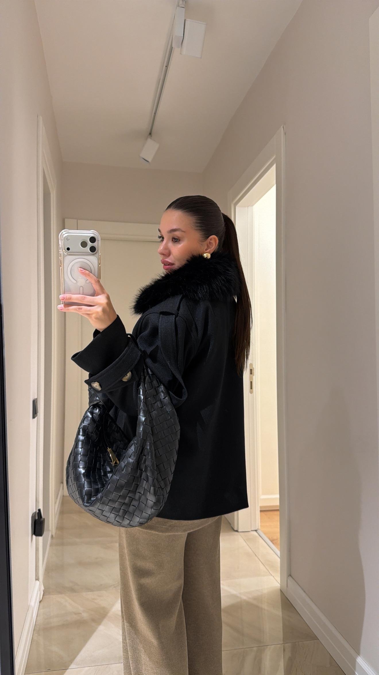 Siyah Yaka Kürk Detaylı Kaşe Ceket