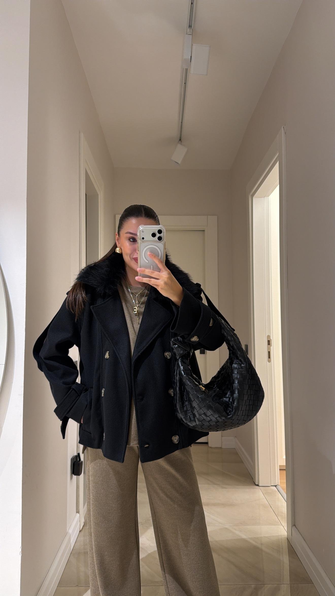 Siyah Yaka Kürk Detaylı Kaşe Ceket