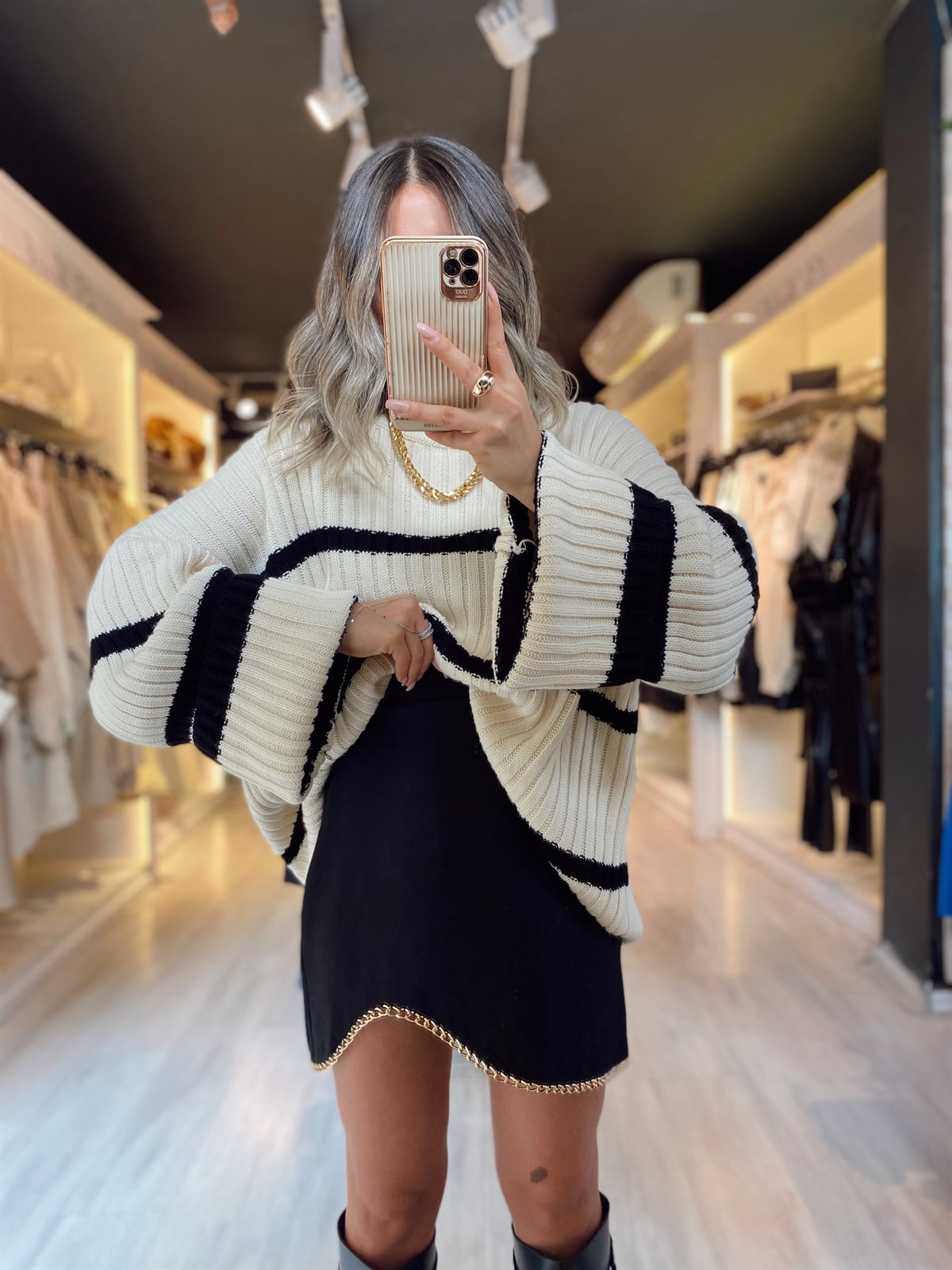 Siyah Zincir Detaylı Mini Etek