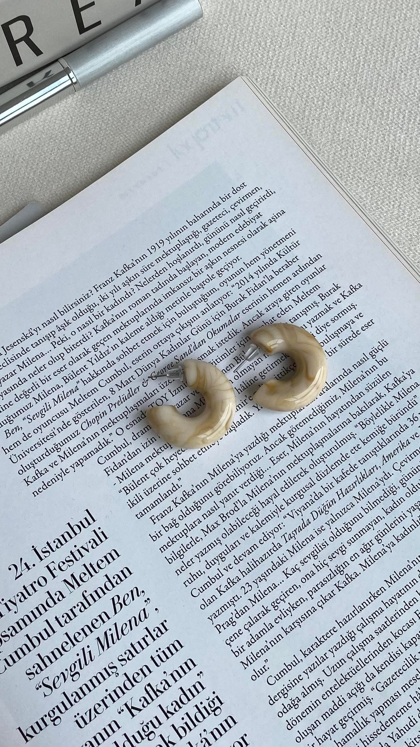 Taş Renk C Şekli Küpe