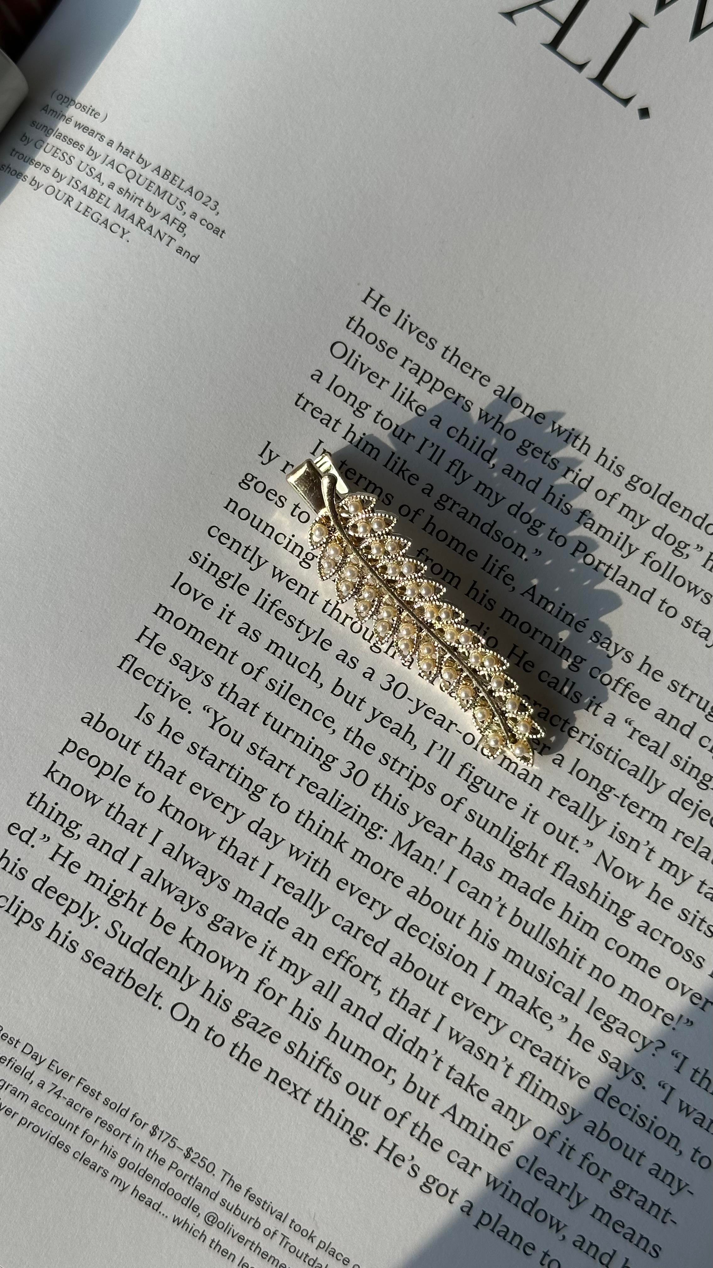 Yaprak Figürlü İncili Kıstırmalı Toka