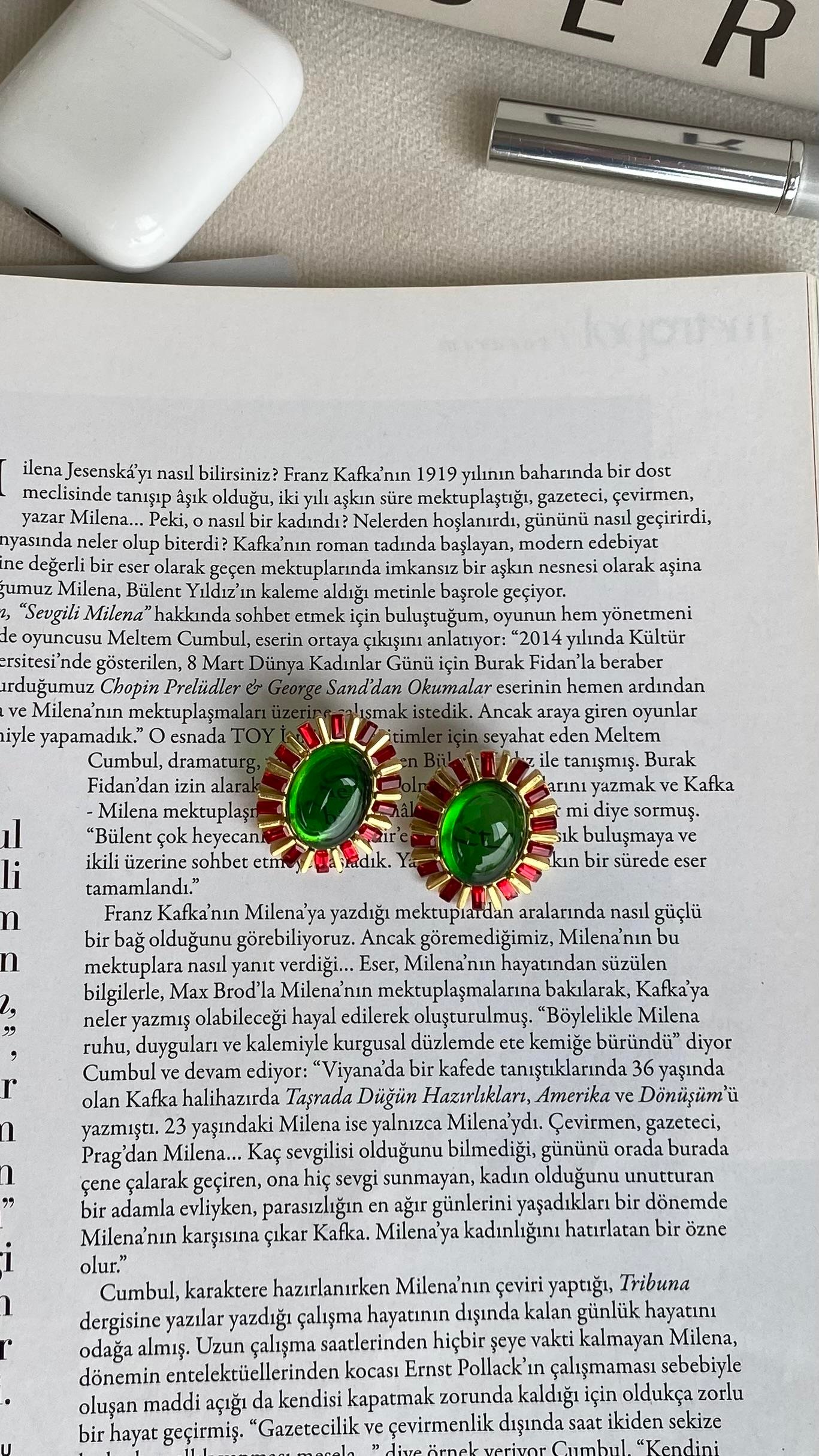 Yeşil Kırmızı Taşlı Oval Küpe