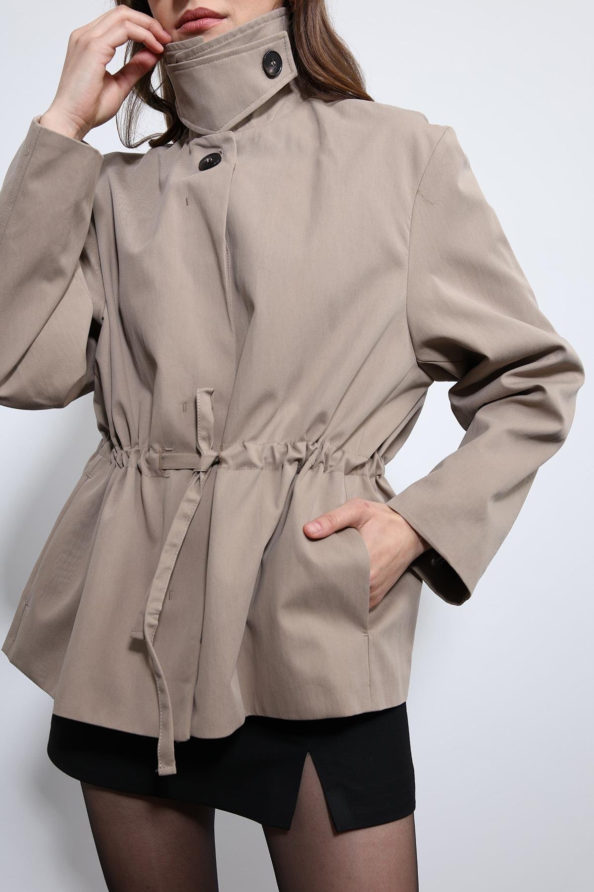 Antioch Bej Ayarlanabilir Bele Sahip Kısa Trençkot