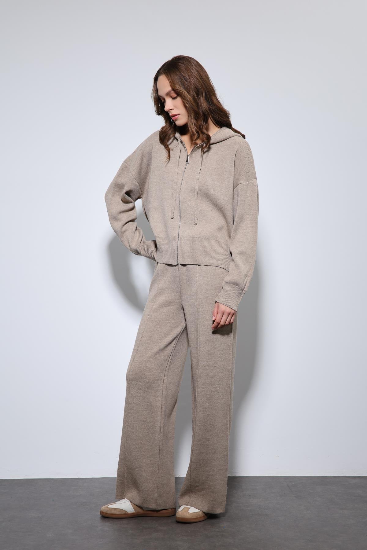 Antioch Bej Kapüşonlu Üst ve Geniş Paça Triko Takım