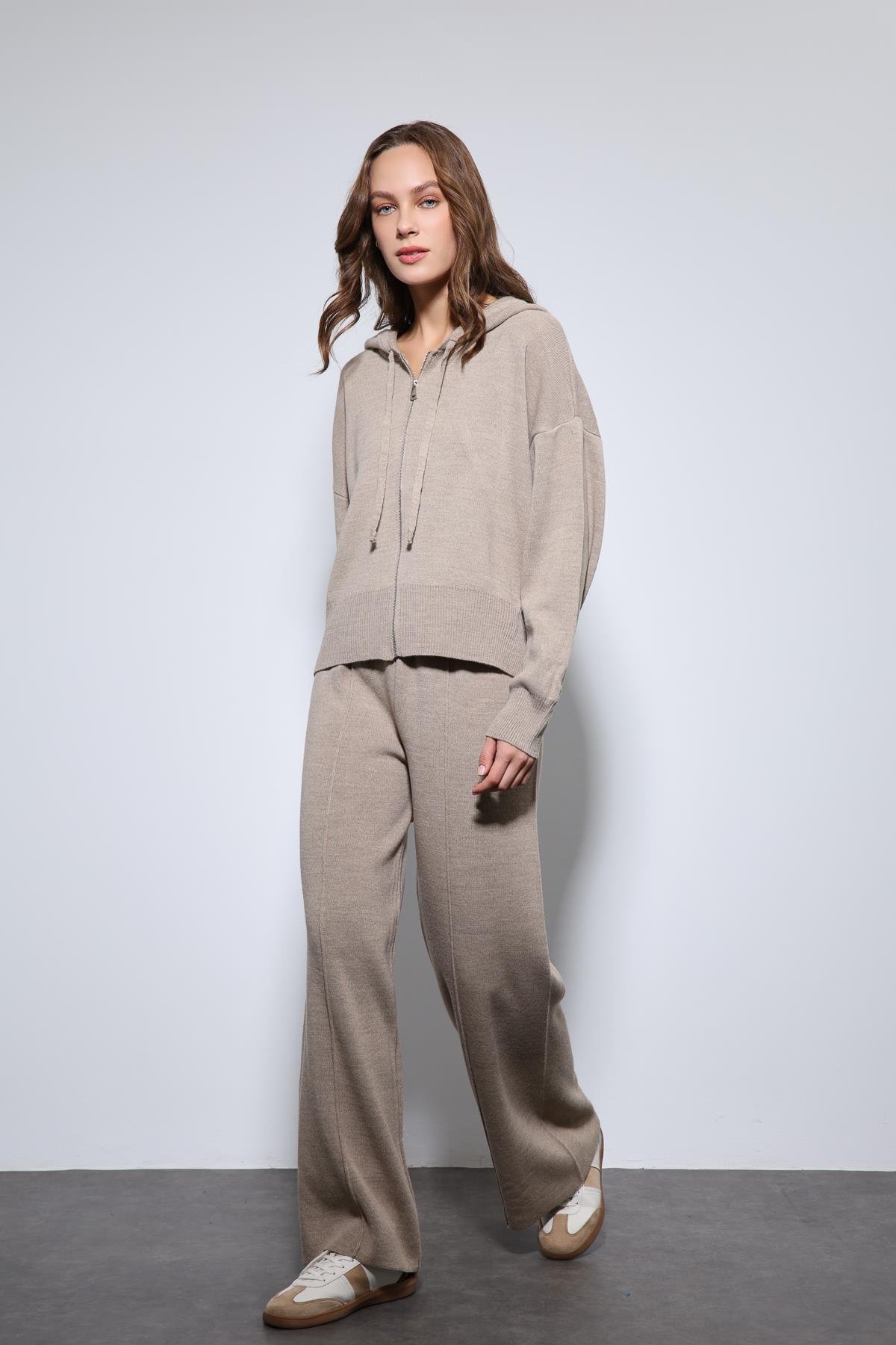 Antioch Bej Kapüşonlu Üst ve Geniş Paça Triko Takım