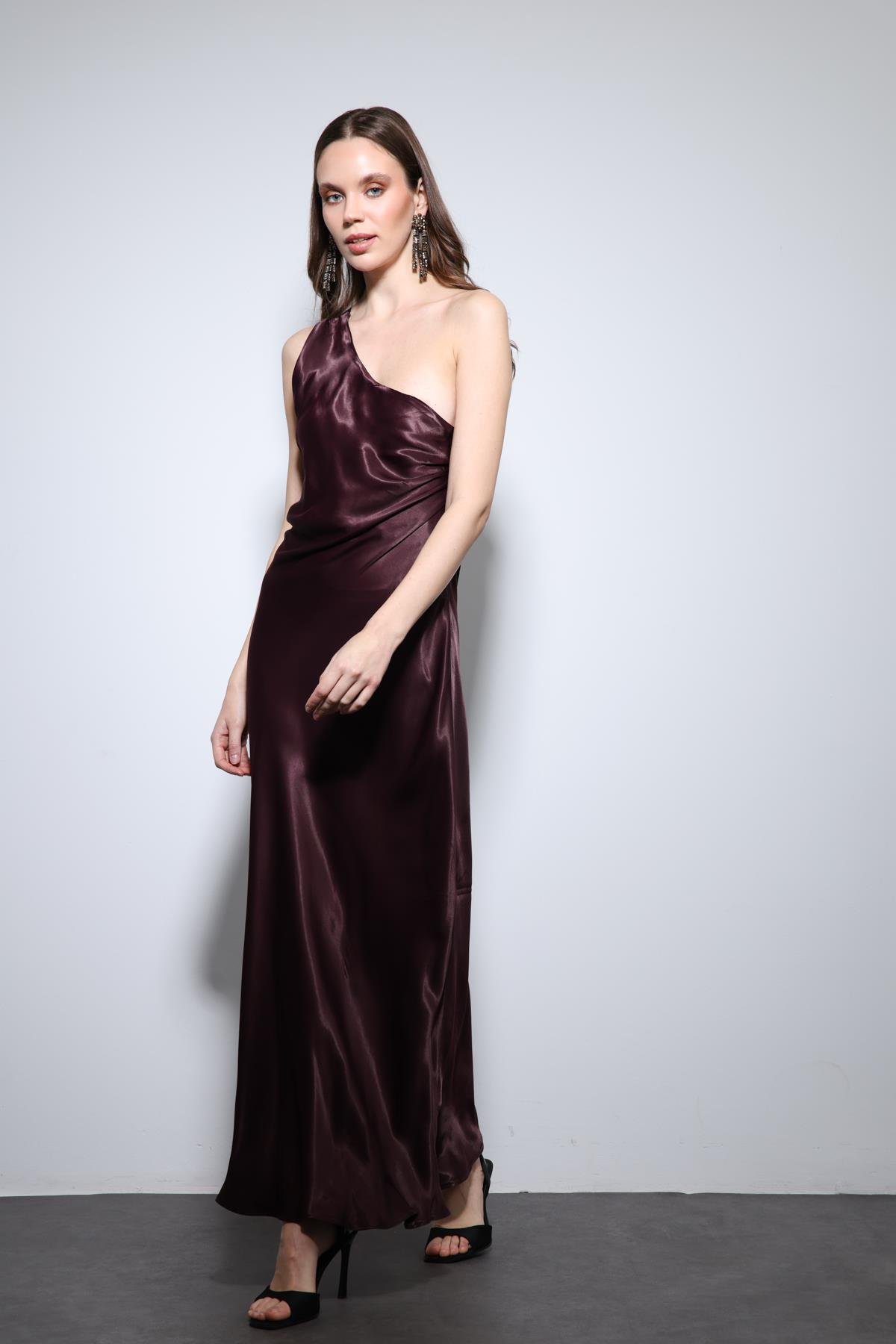 Antioch Bordo Asimetrik Yaka Saten Uzun Elbise