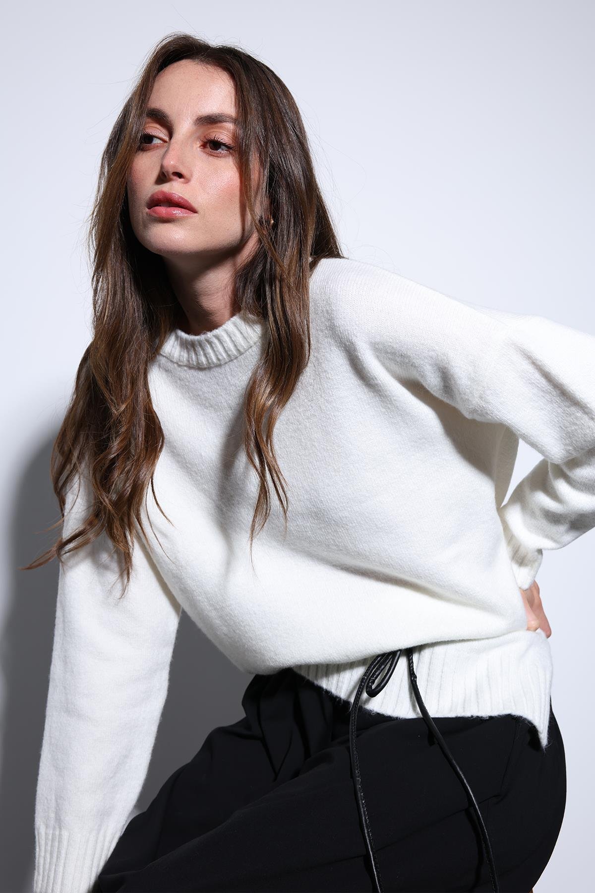 Antioch Ekru Yırtmaç Detaylı Kadın Kazak